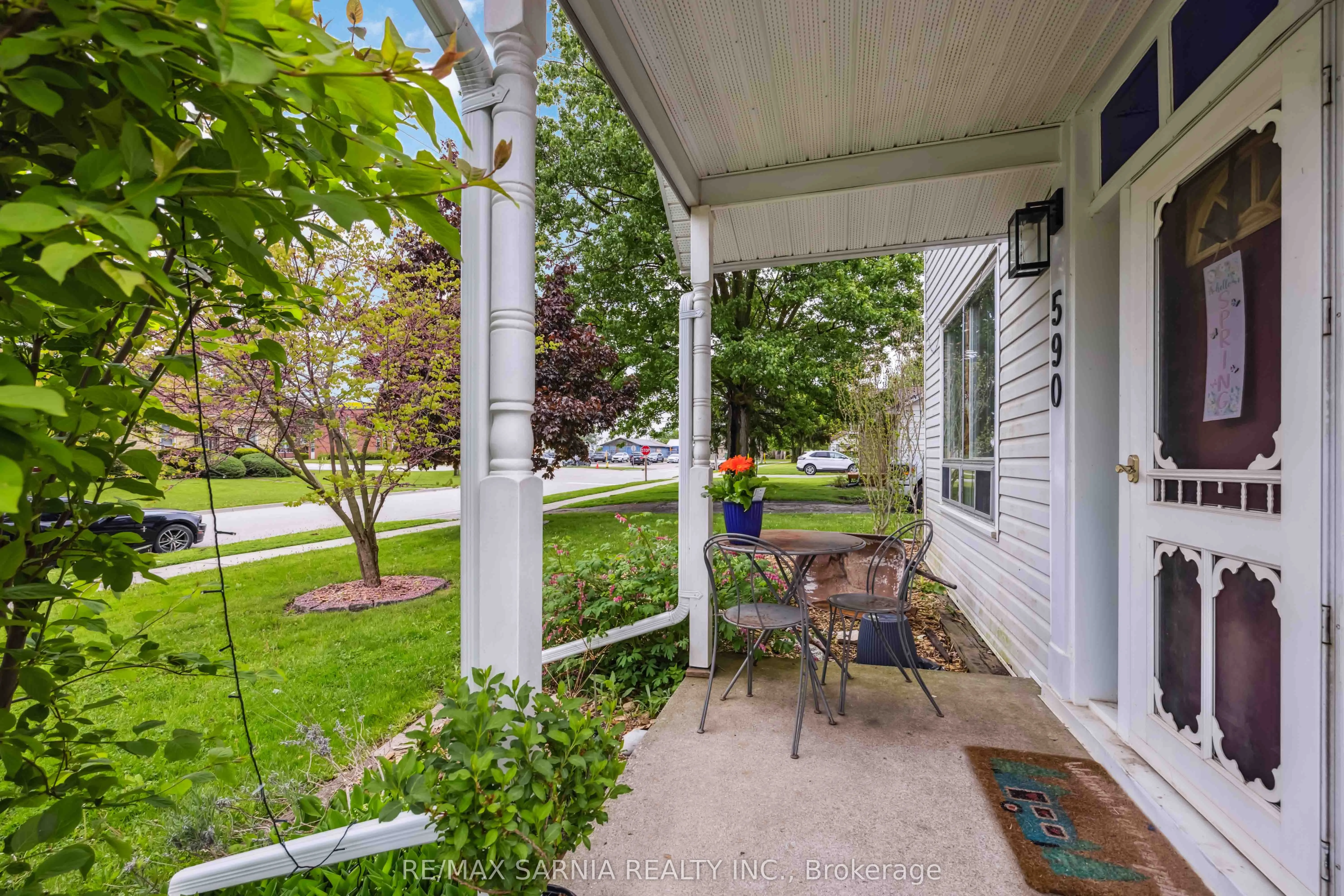 590 SIMCOE Street