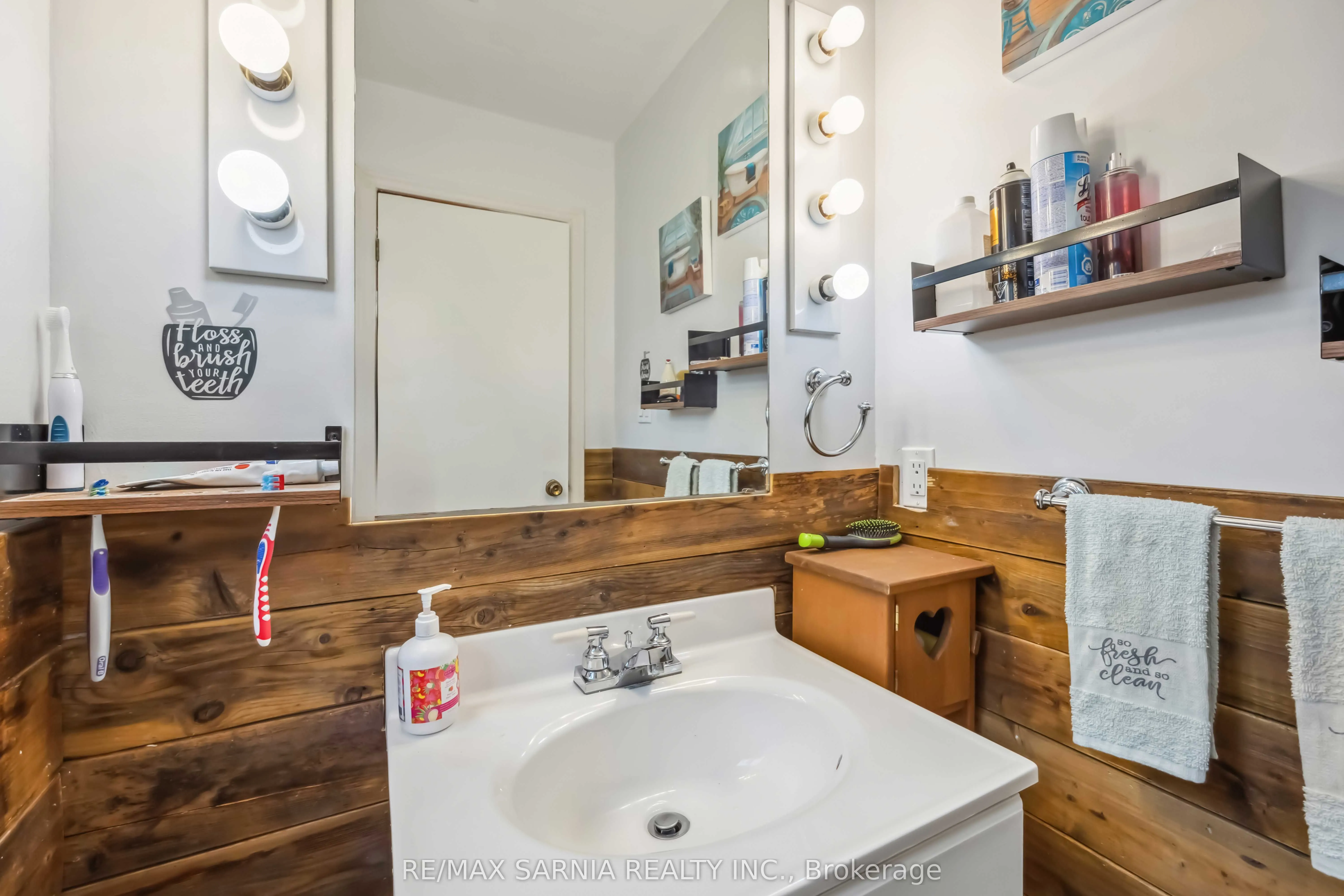 590 SIMCOE Street