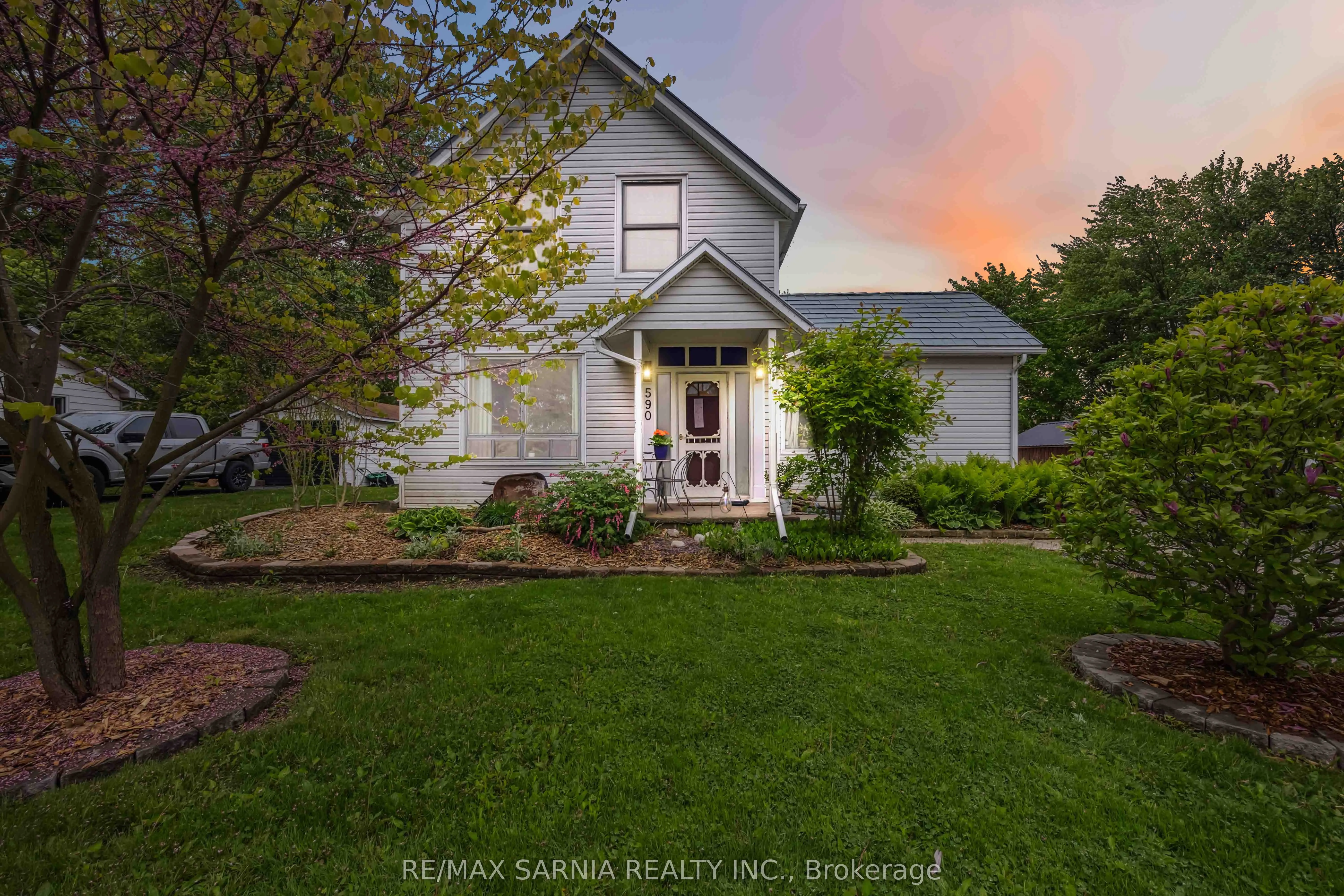590 SIMCOE Street