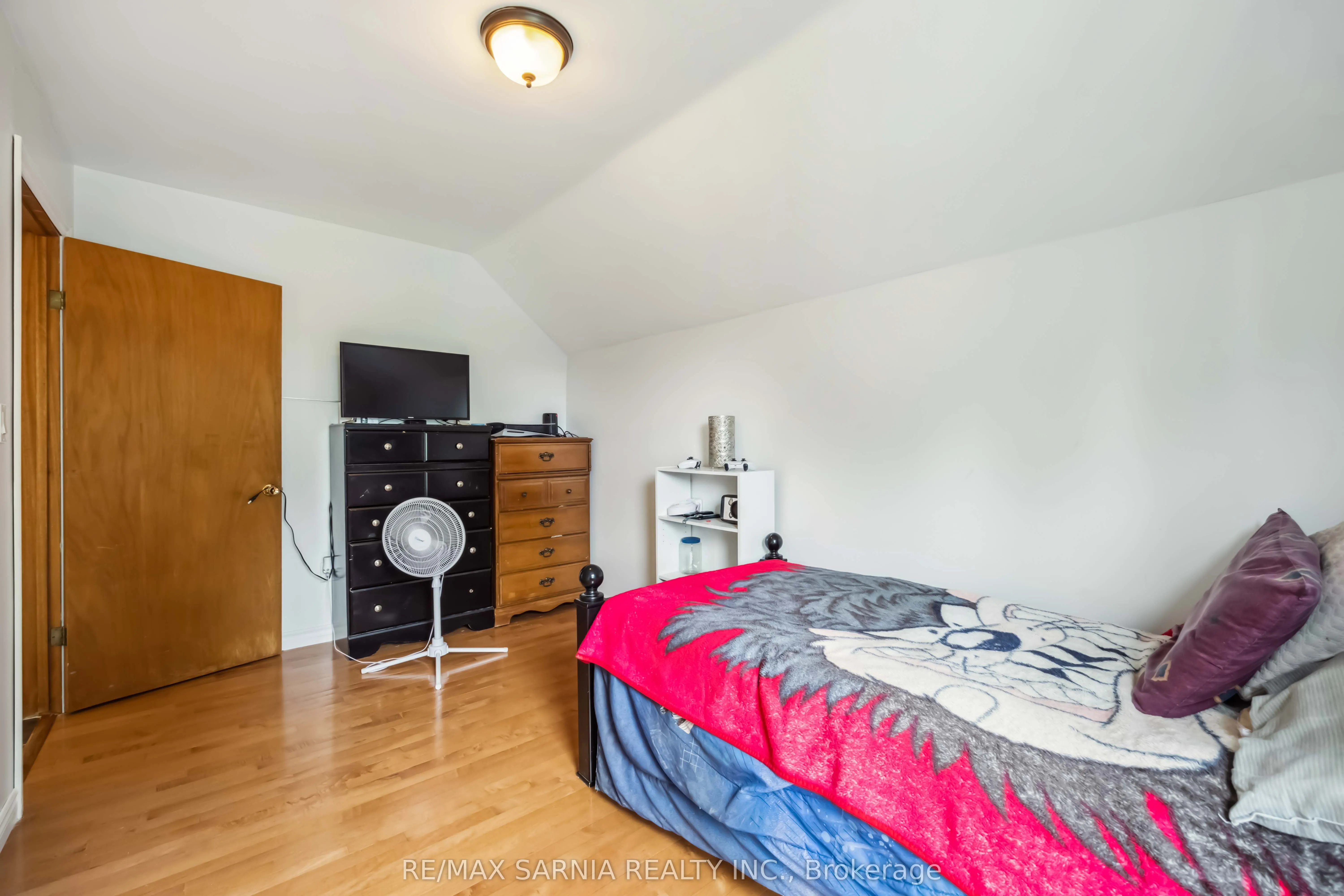 590 SIMCOE Street