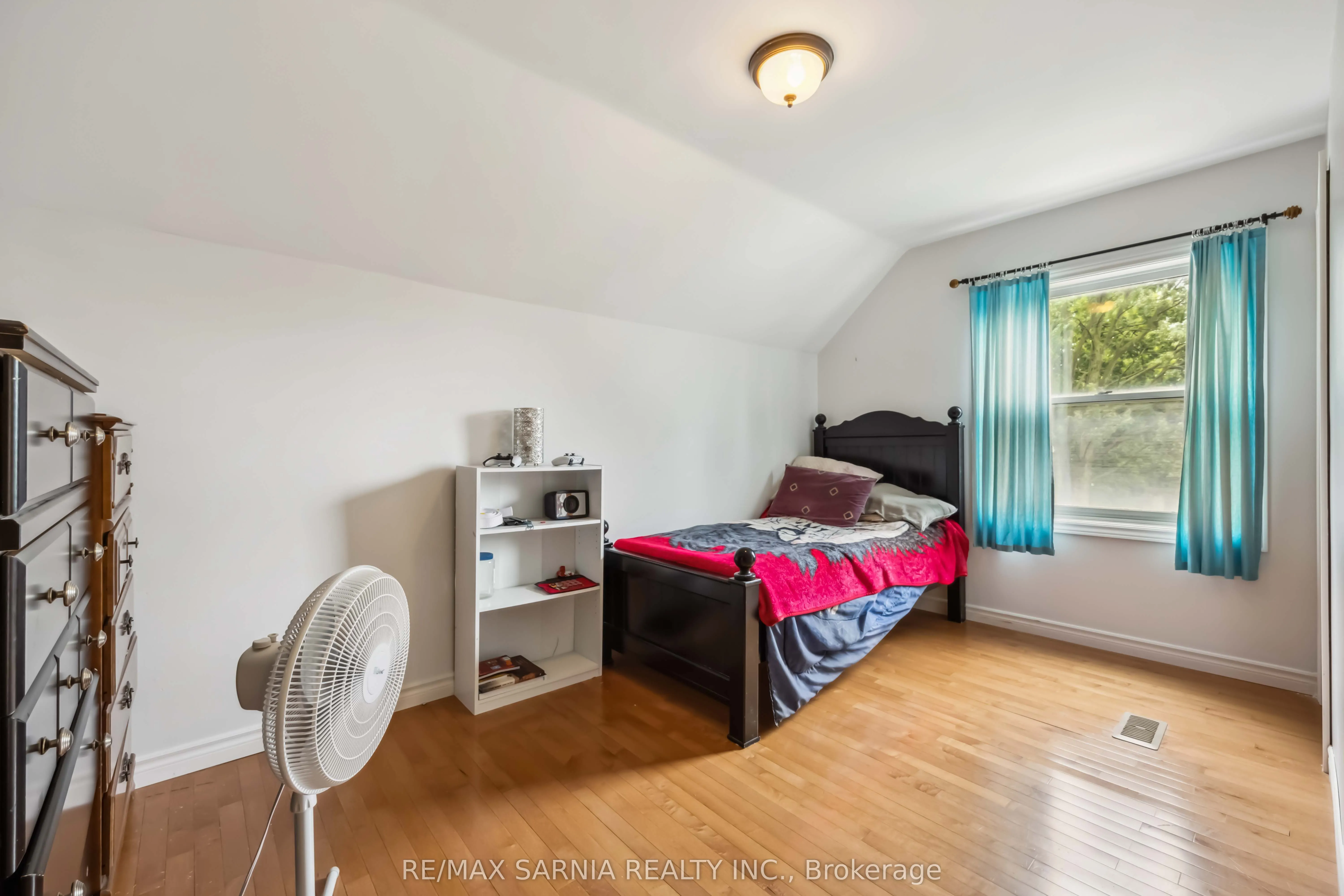 590 SIMCOE Street