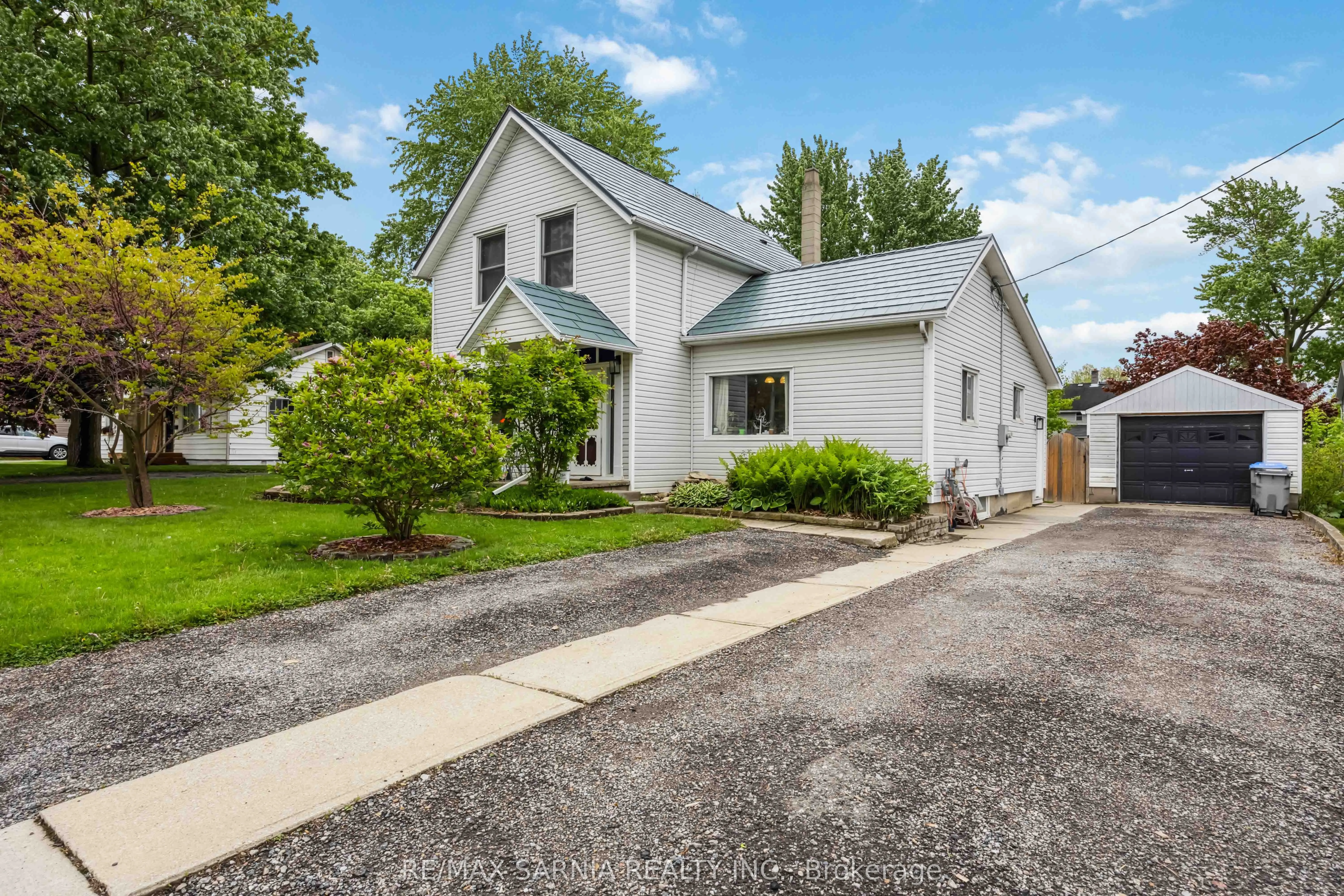 590 SIMCOE Street