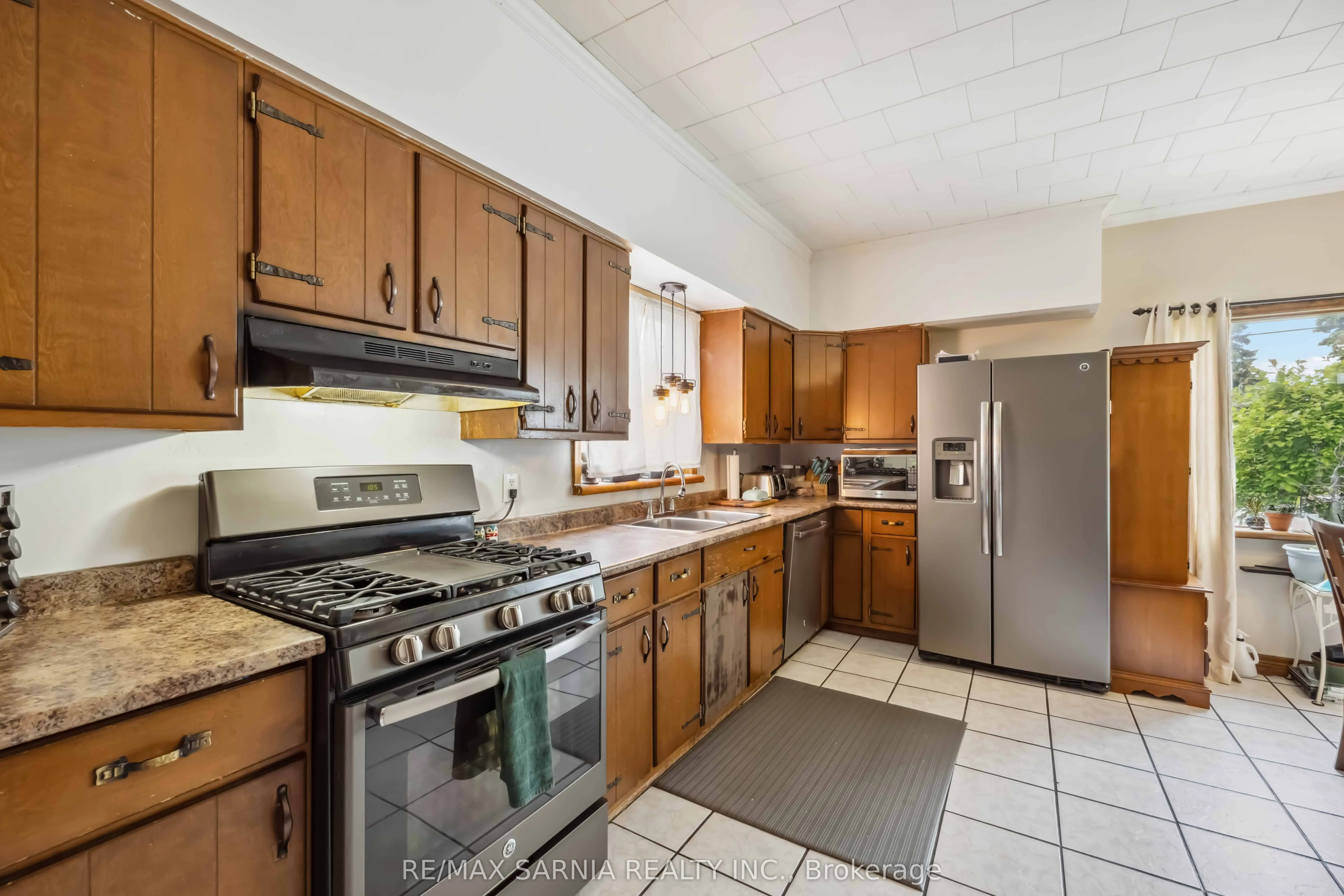 590 SIMCOE Street