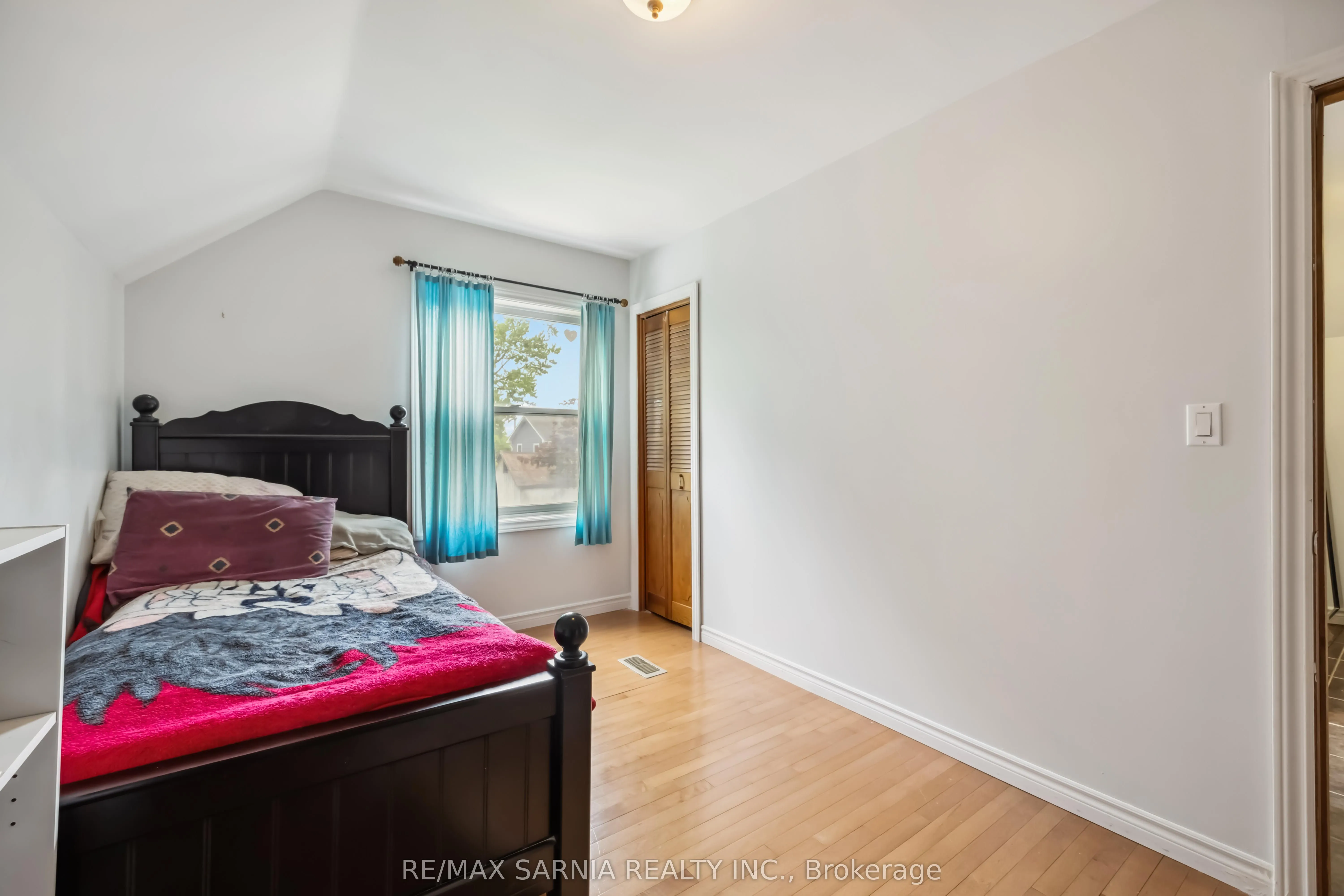 590 SIMCOE Street