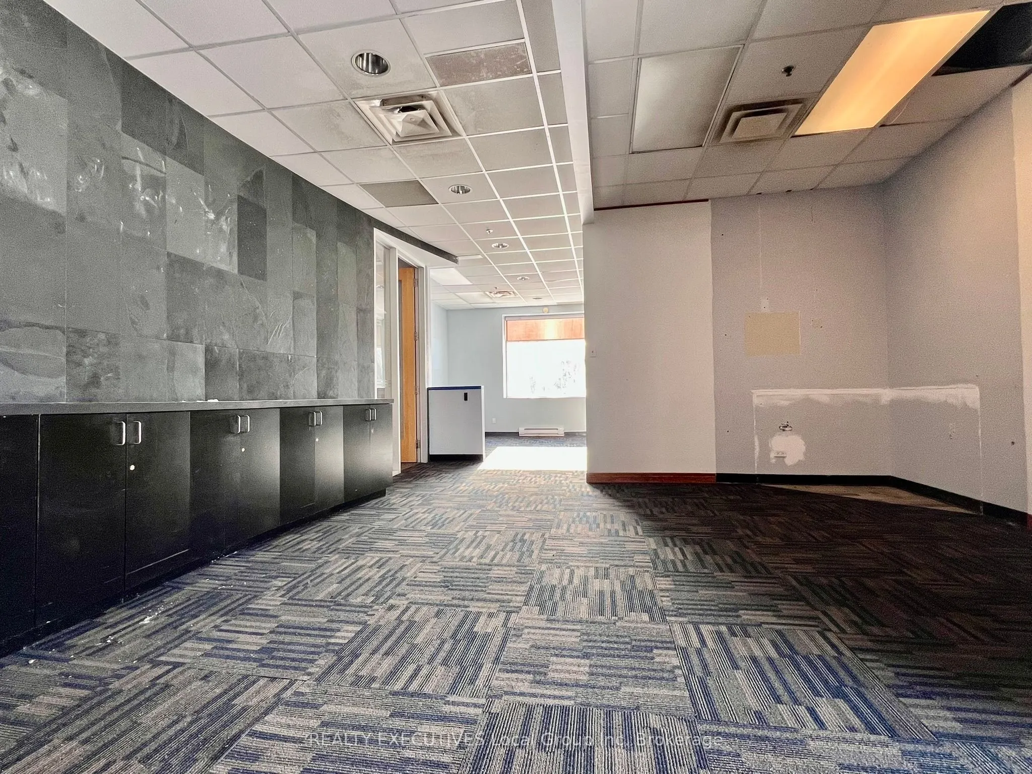 390 Lakeshore Drive