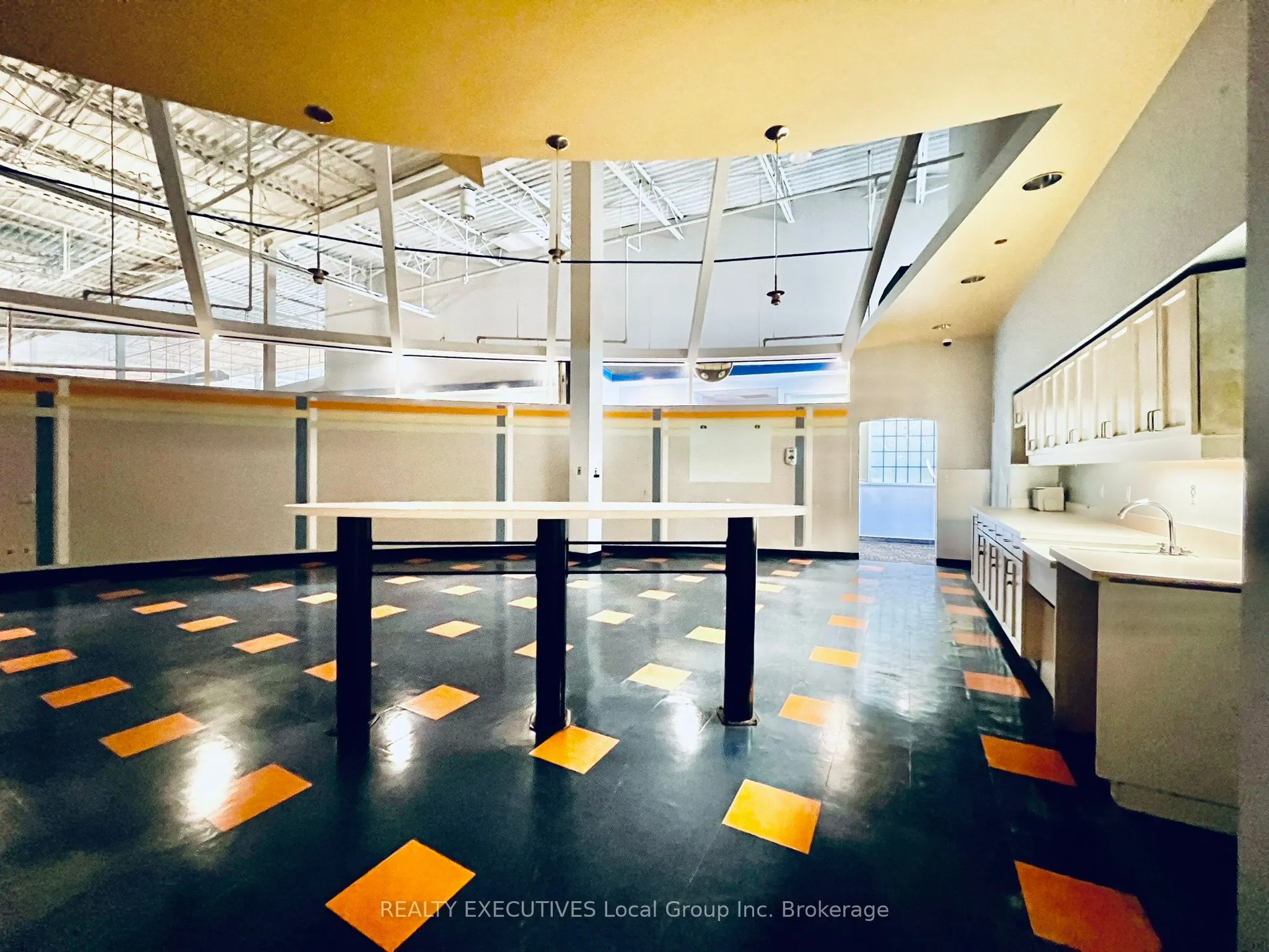 390 Lakeshore Drive