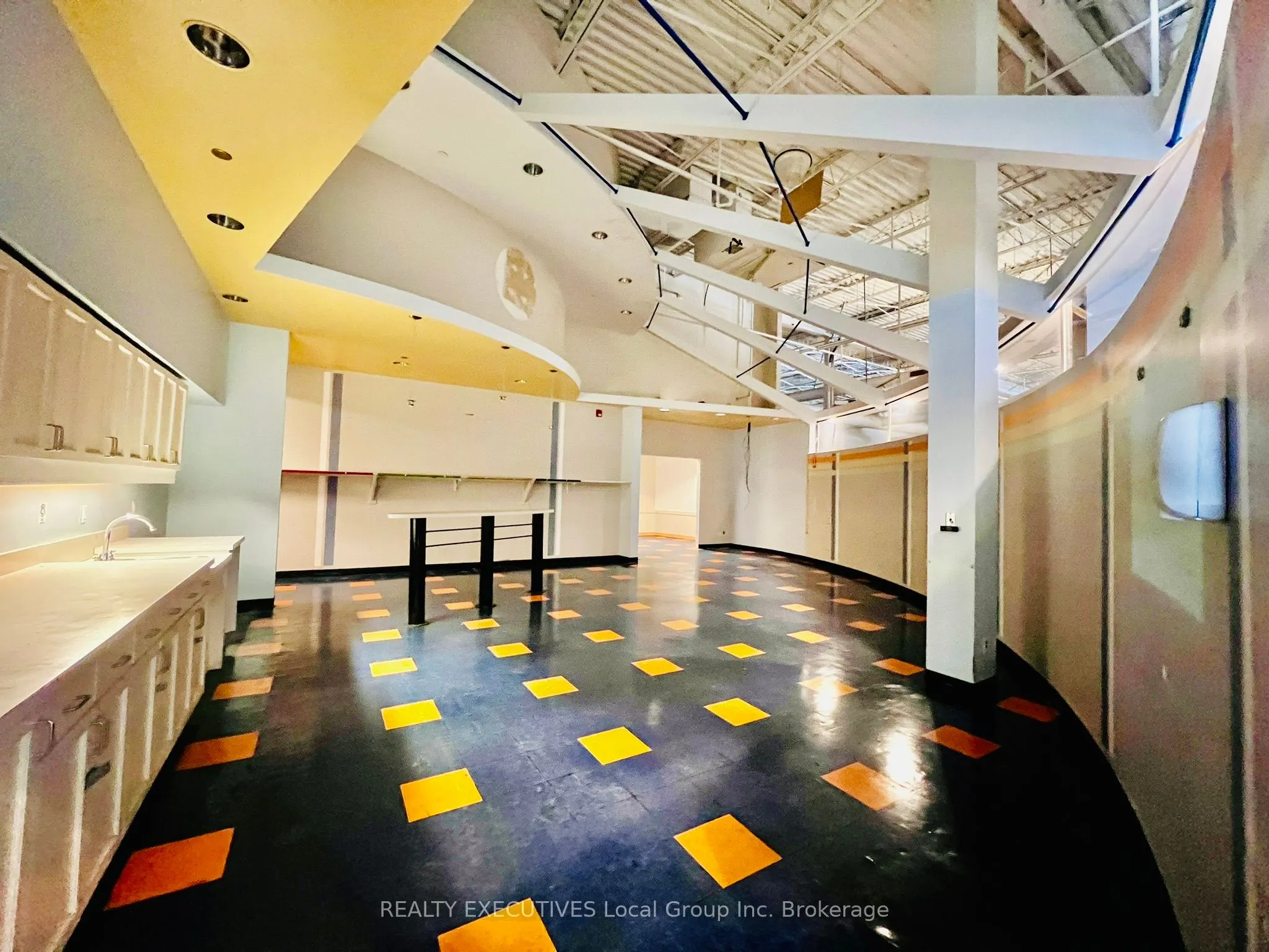 390 Lakeshore Drive