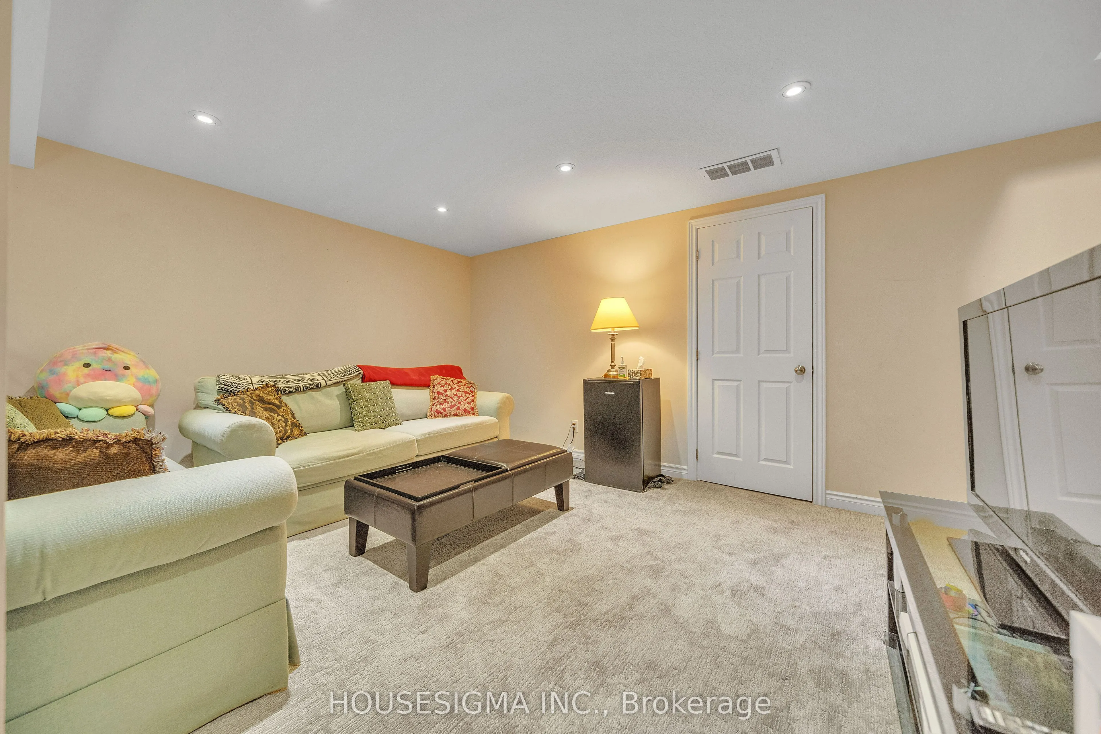 50 Westmount Road W, #16