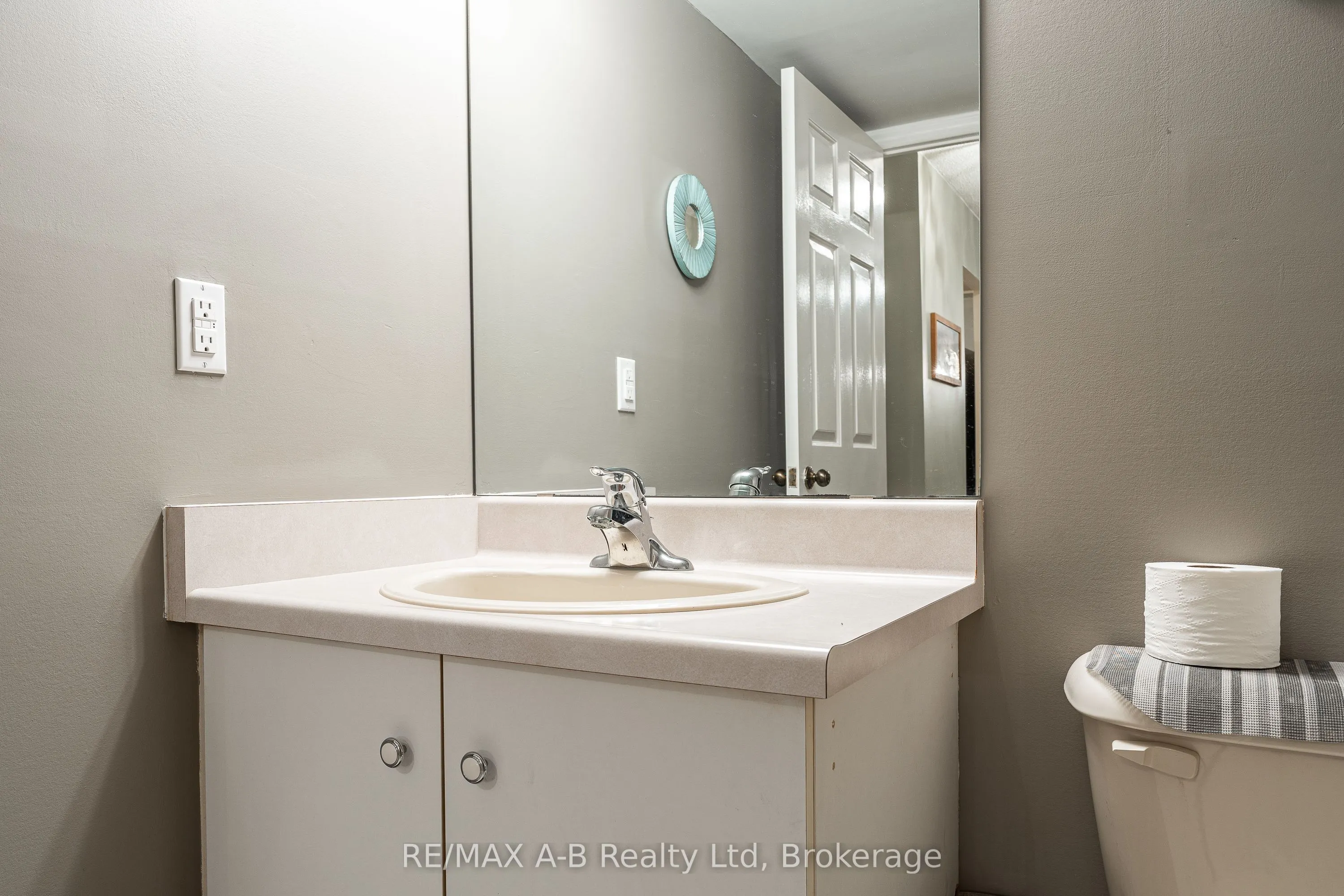 22 ST. ANDREW Street N, #104