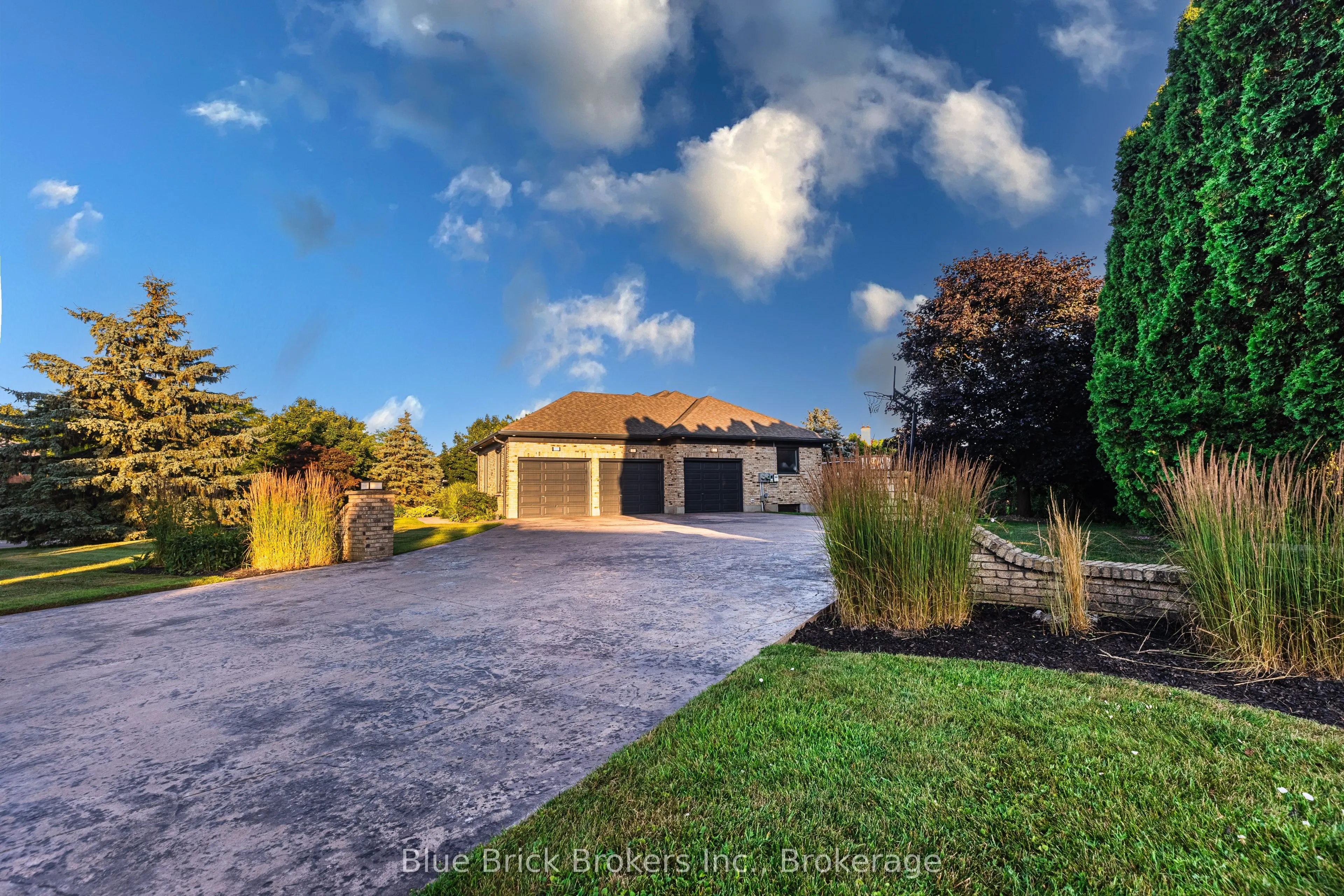 768 FRANKLINWAY Crescent