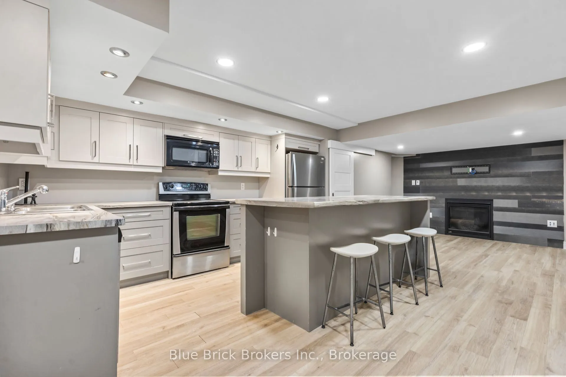 768 FRANKLINWAY Crescent