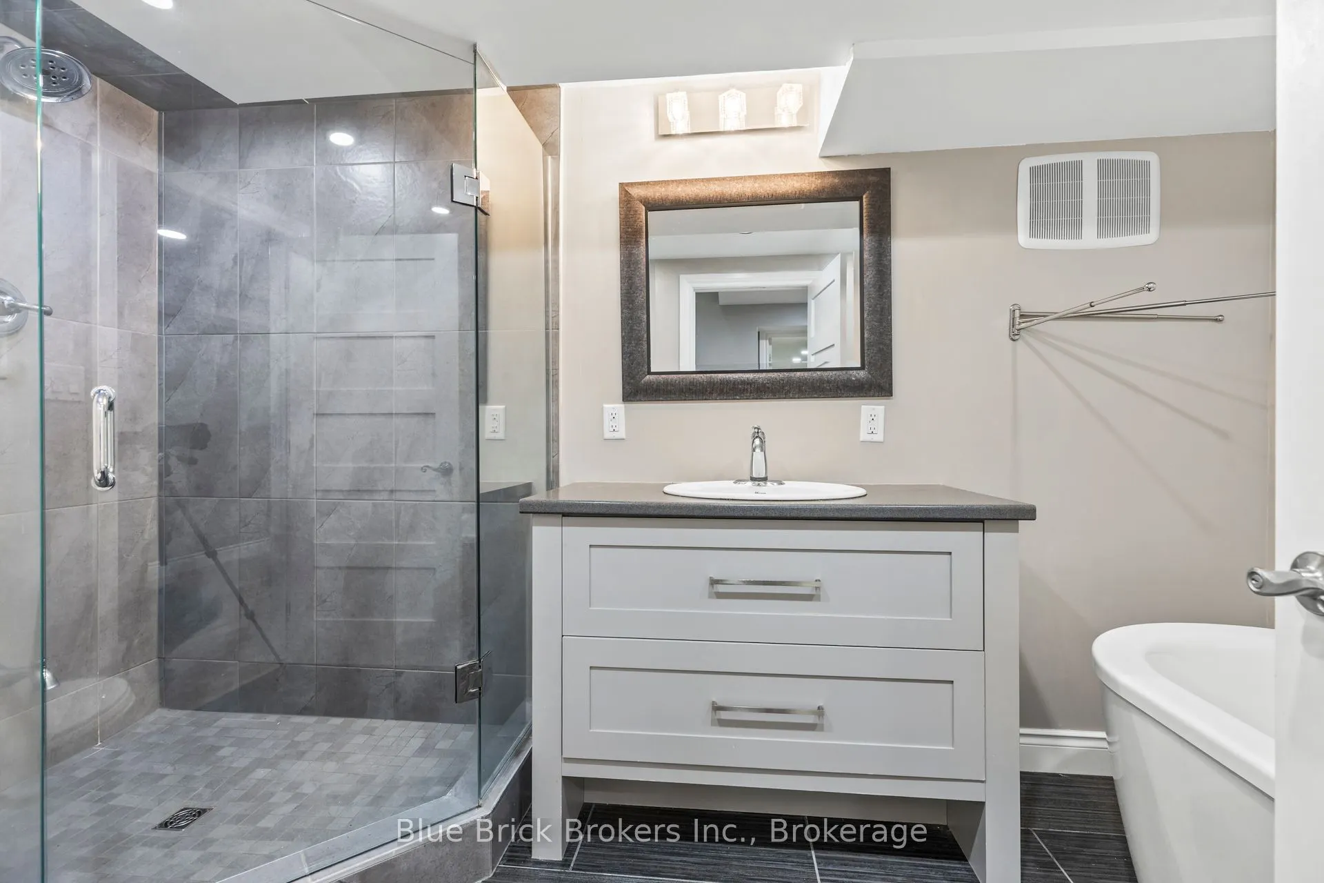 768 FRANKLINWAY Crescent