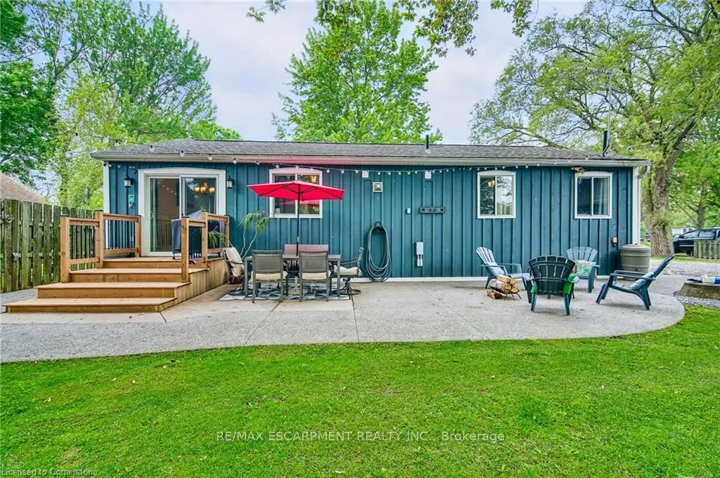 8 Beach Road