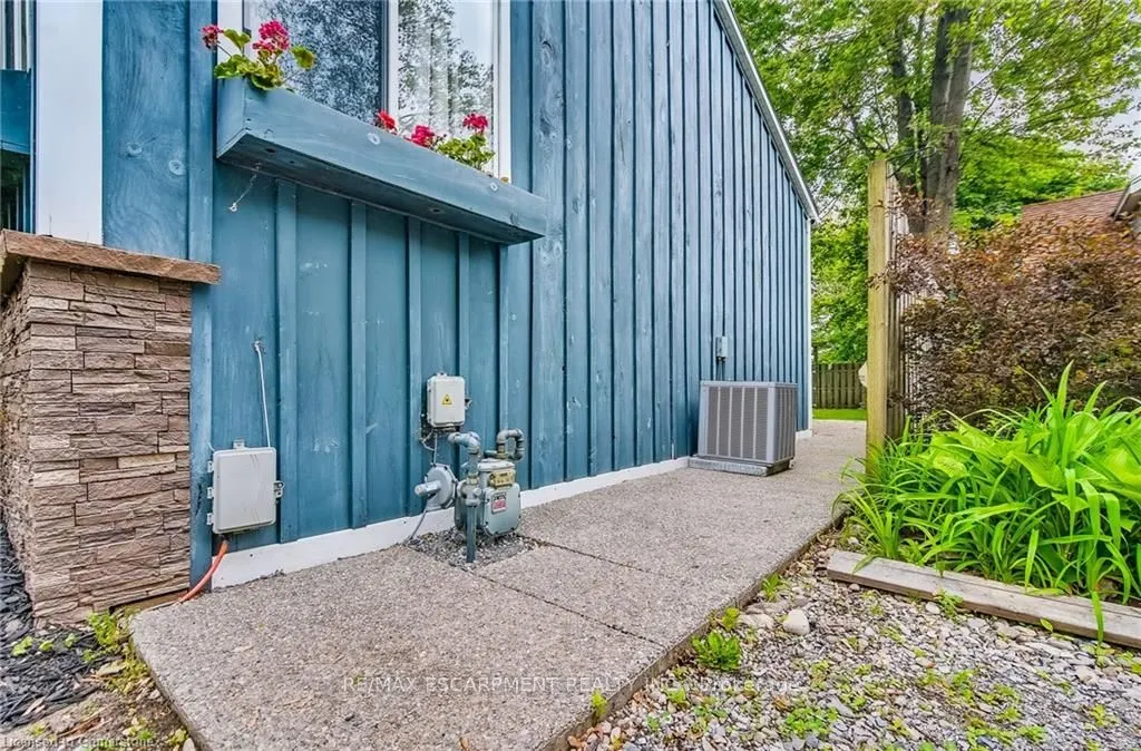 8 Beach Road