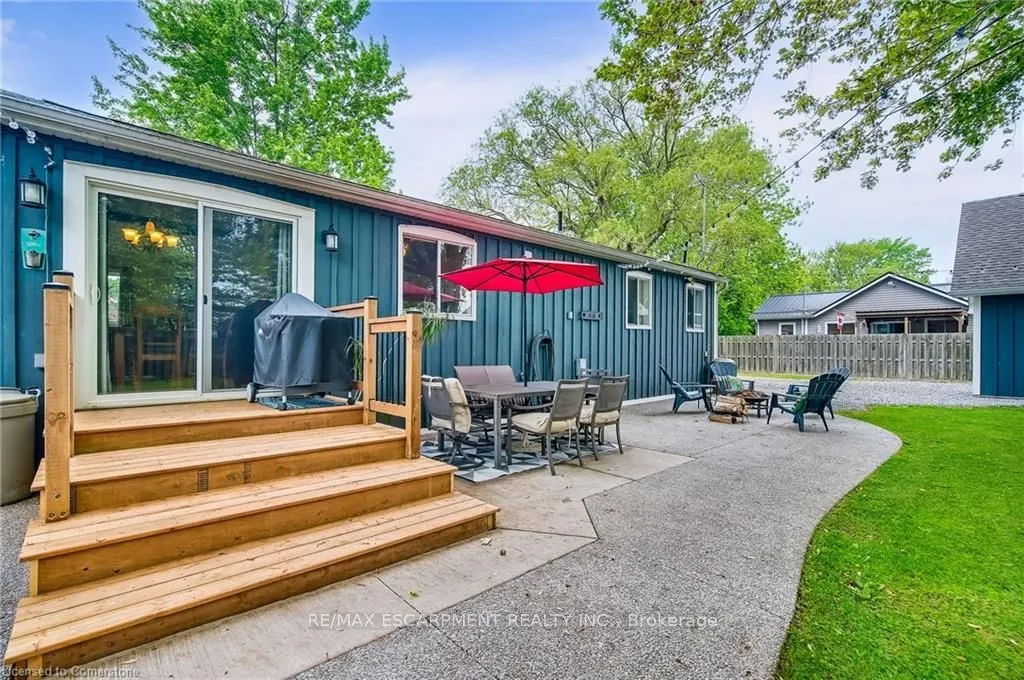 8 Beach Road