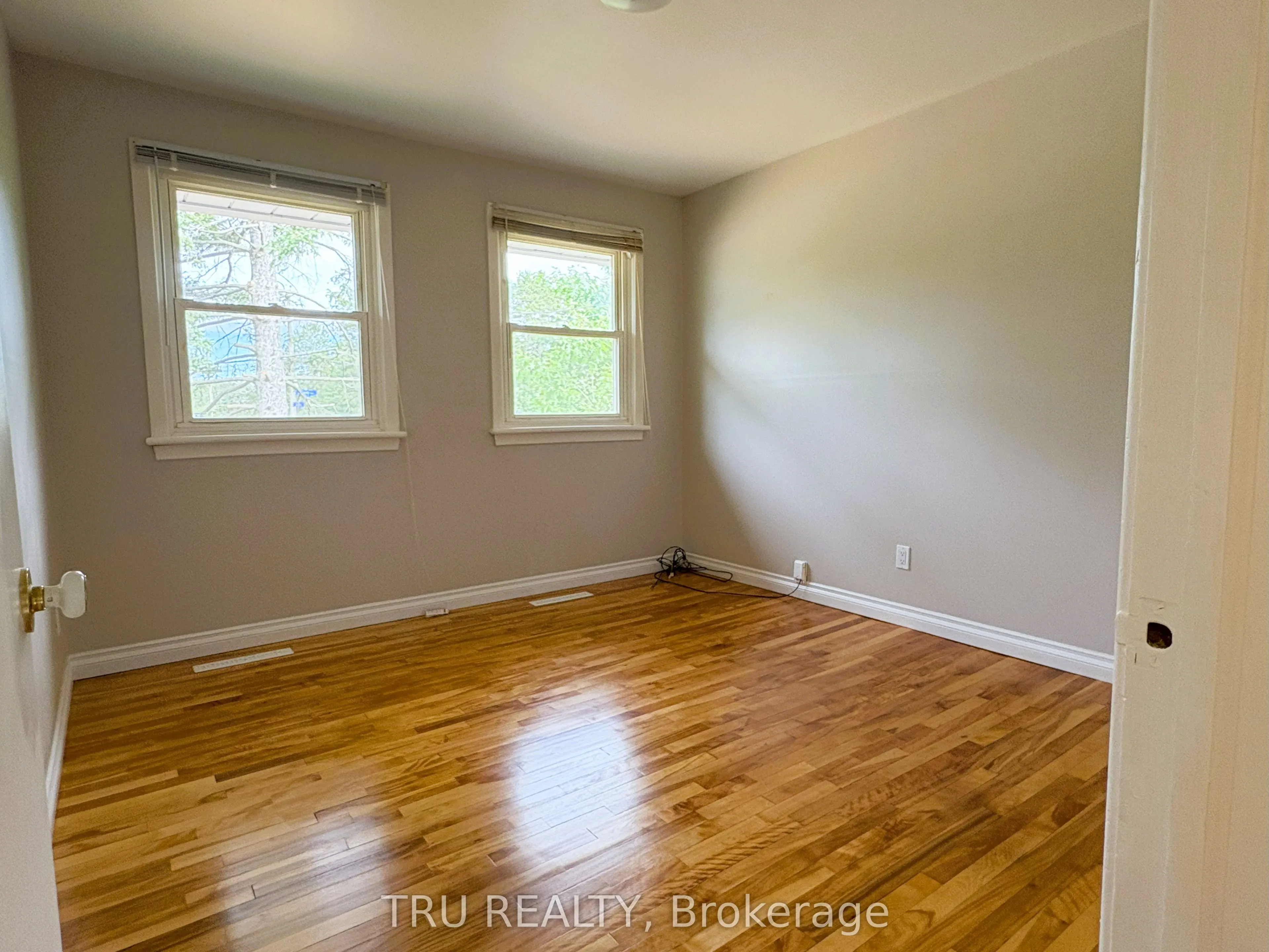 16 Sandy Avenue S