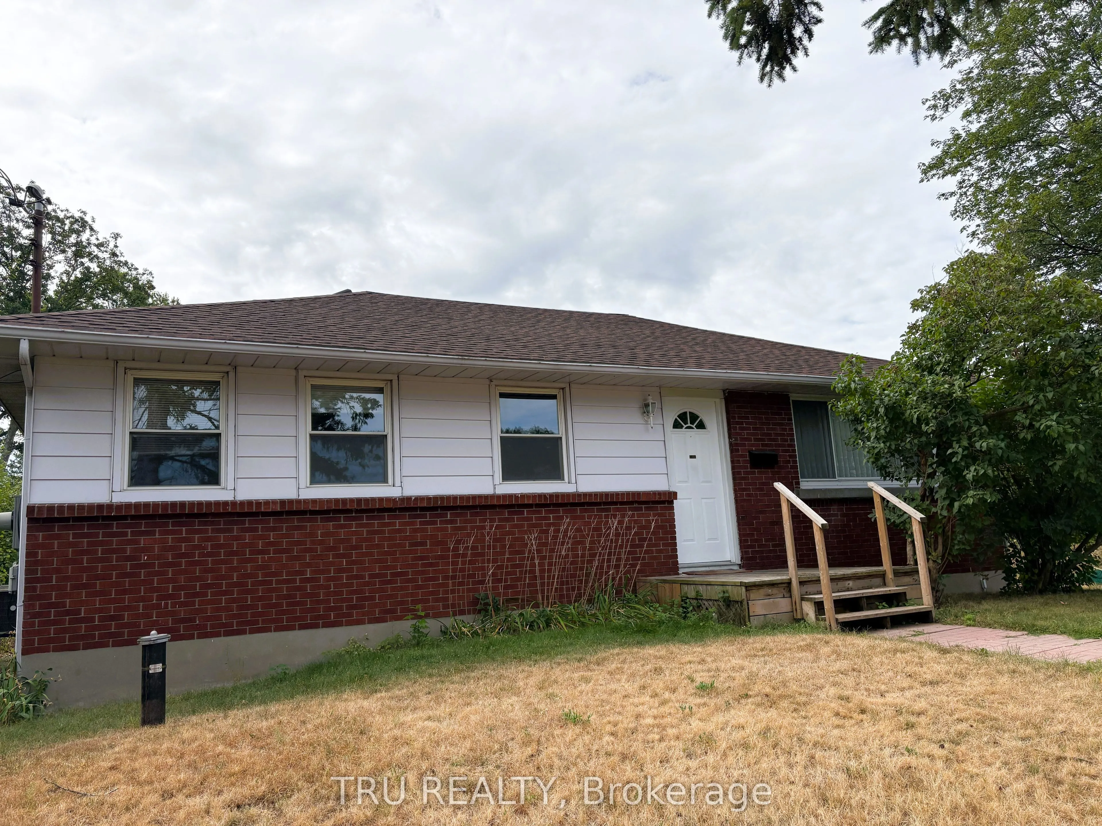 16 Sandy Avenue S