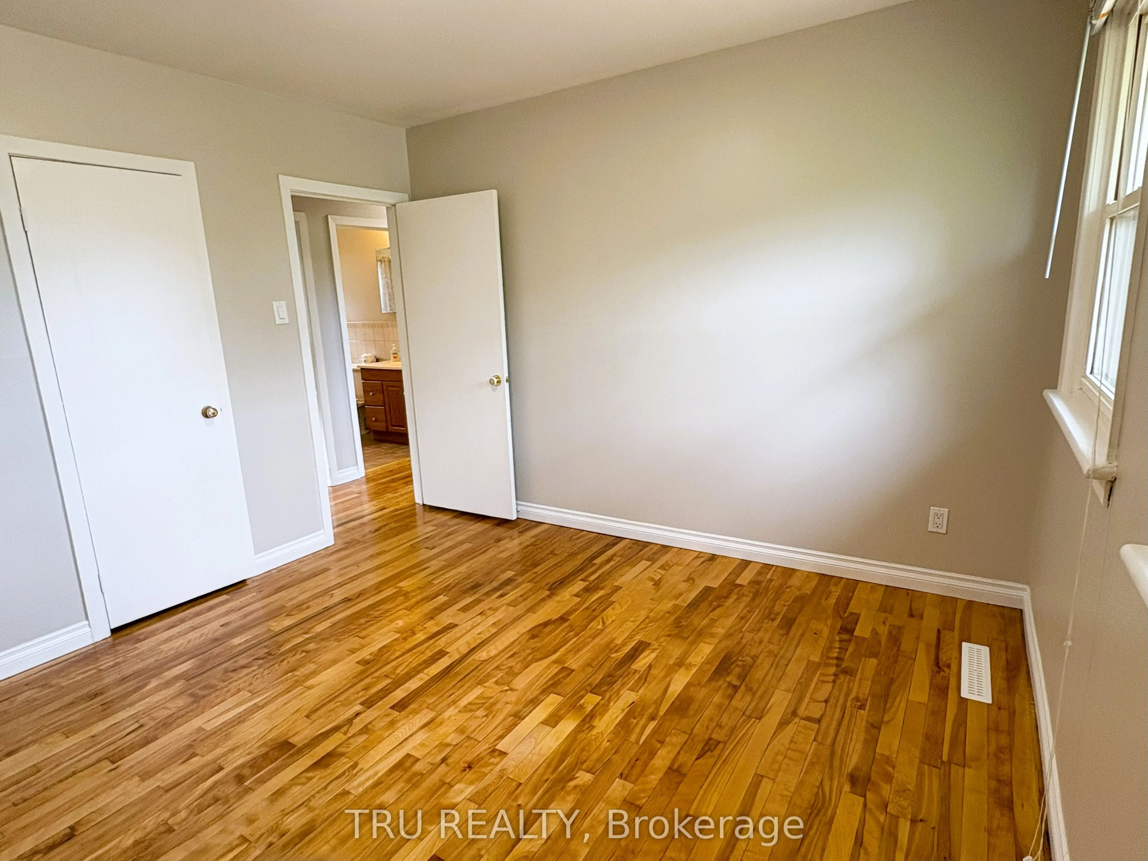 16 Sandy Avenue S
