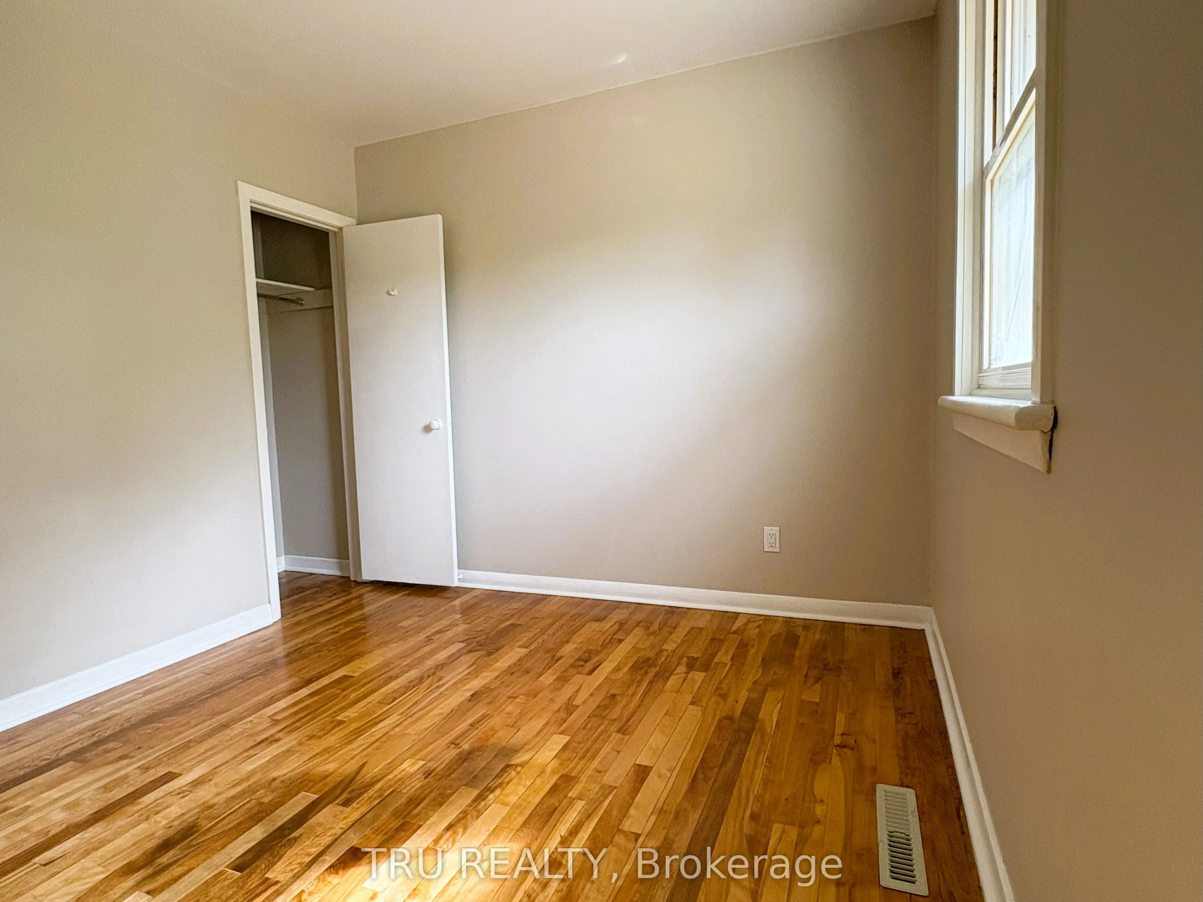 16 Sandy Avenue S