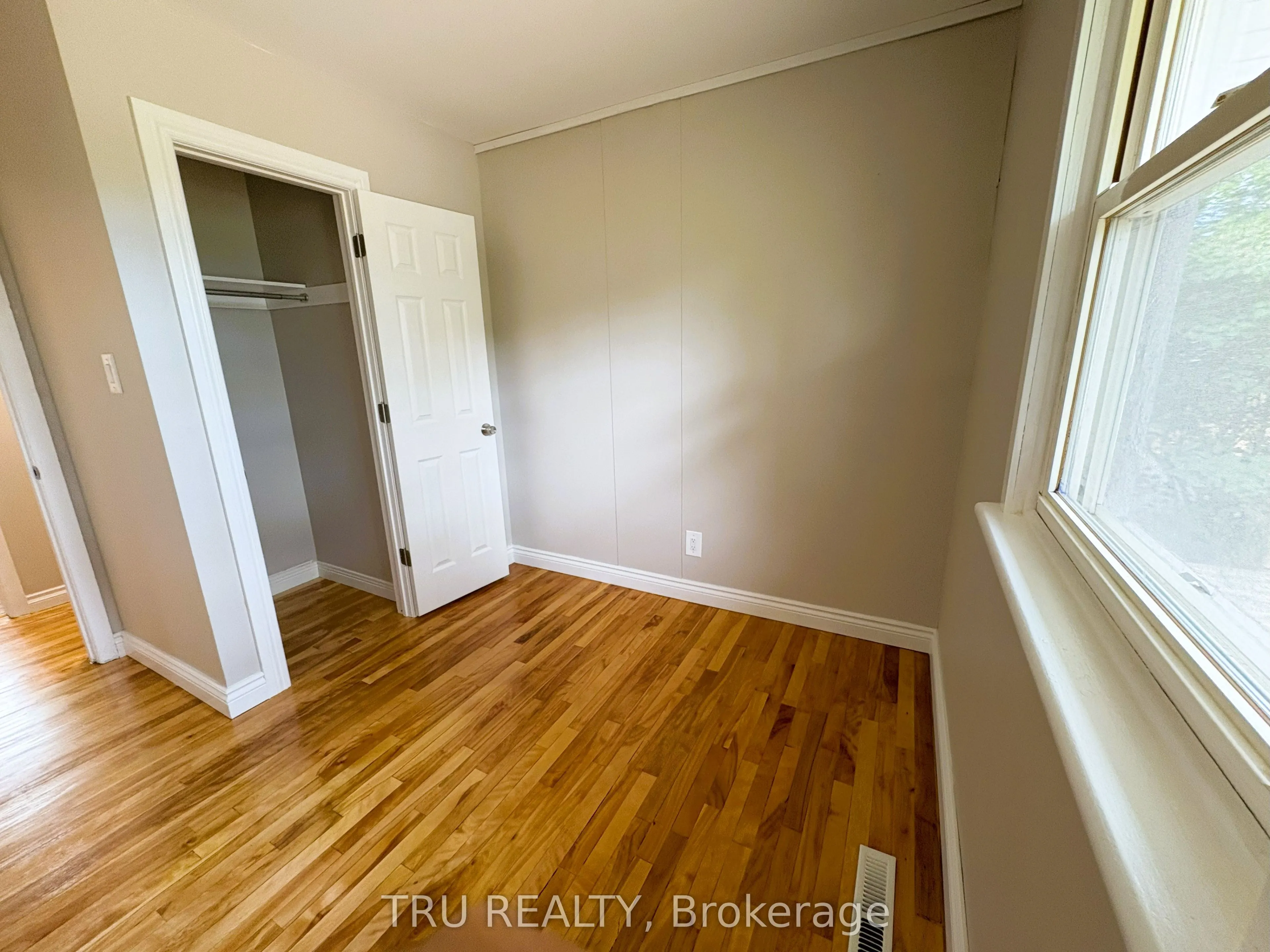 16 Sandy Avenue S
