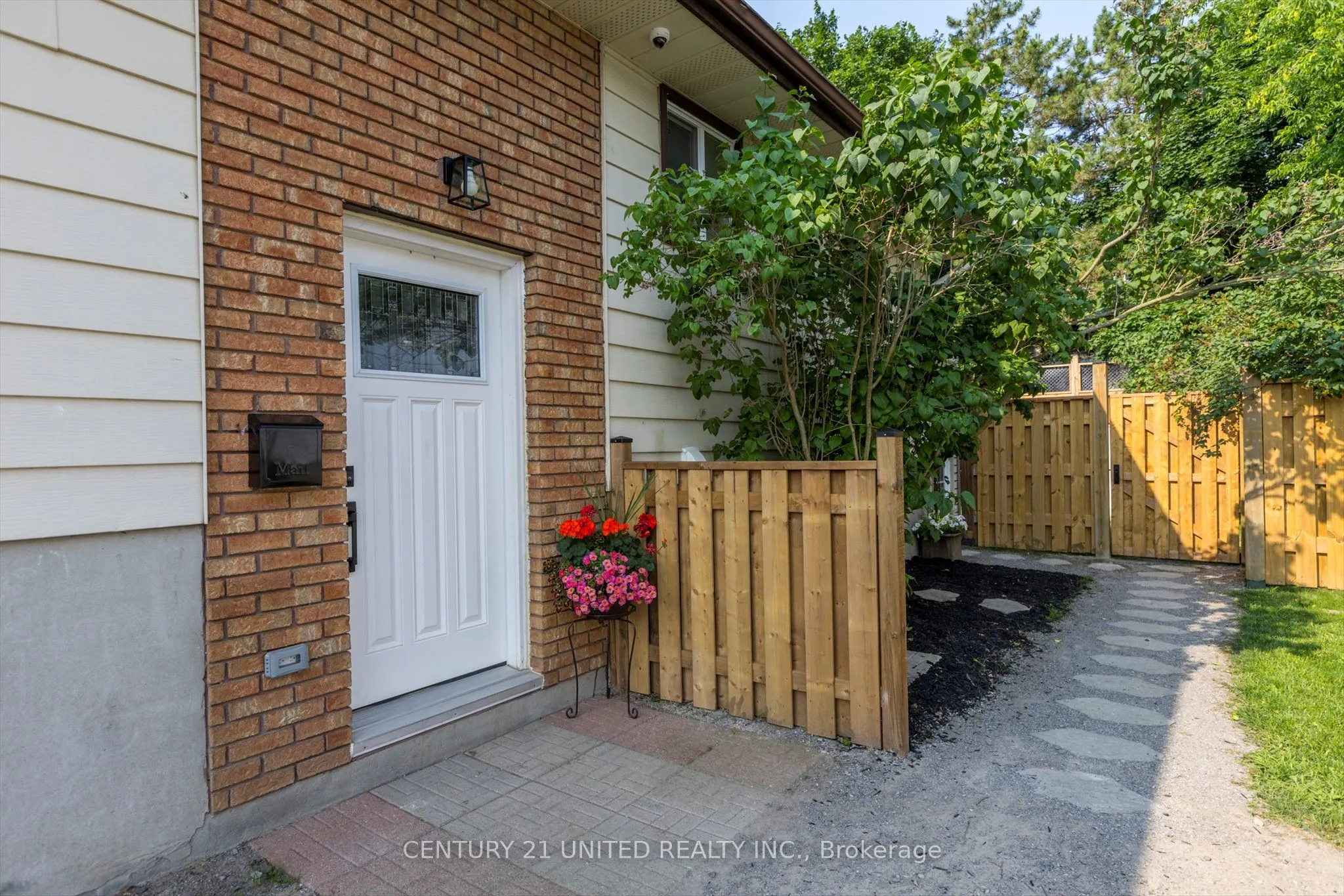 561 Barnes Crescent