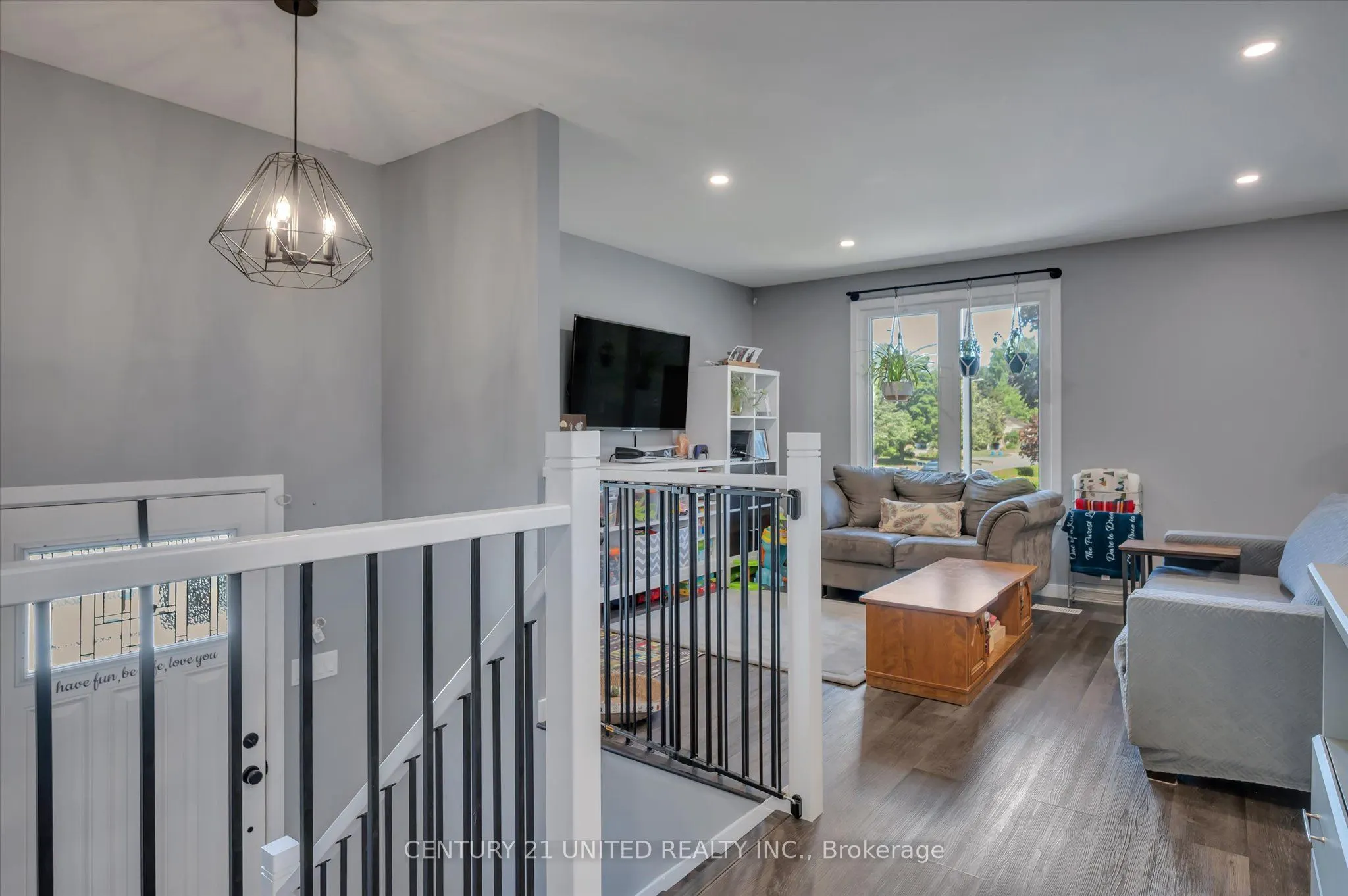 561 Barnes Crescent