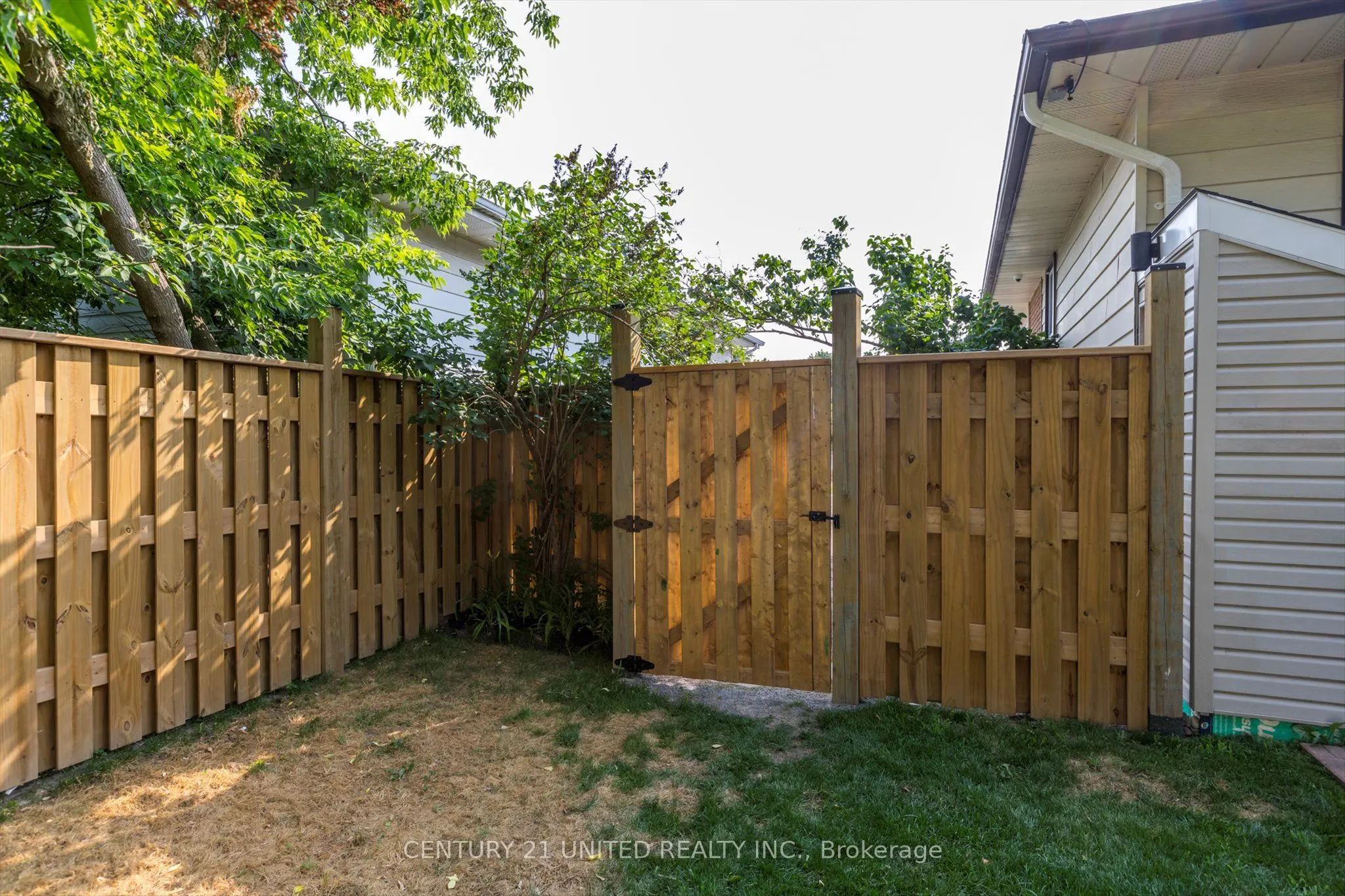 561 Barnes Crescent