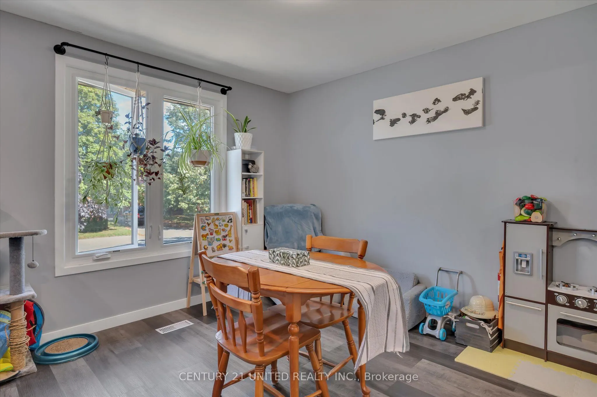 561 Barnes Crescent