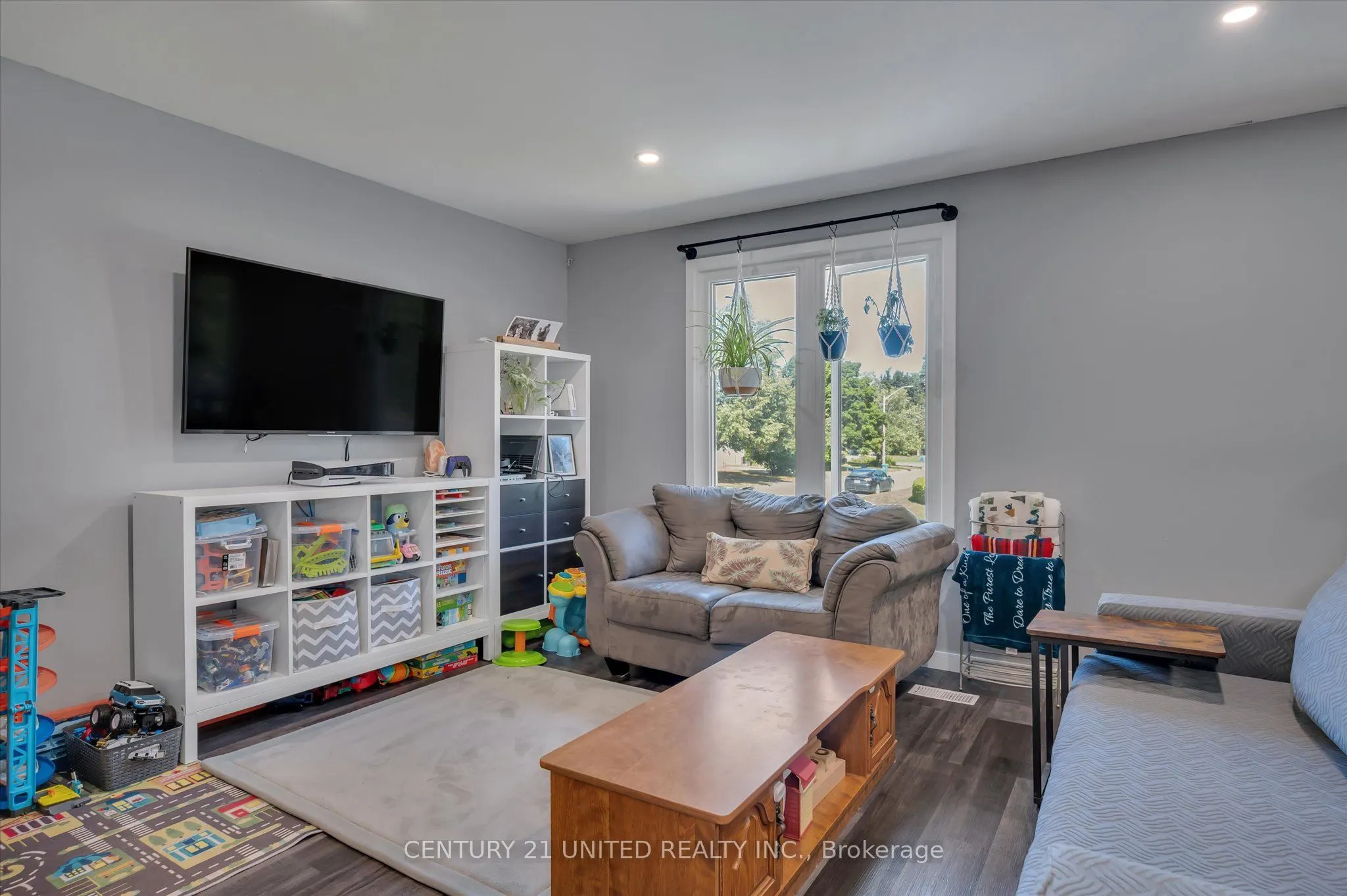 561 Barnes Crescent