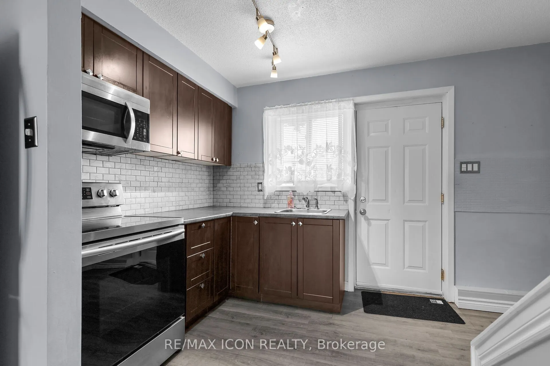 1090 Kipps Lane, #106