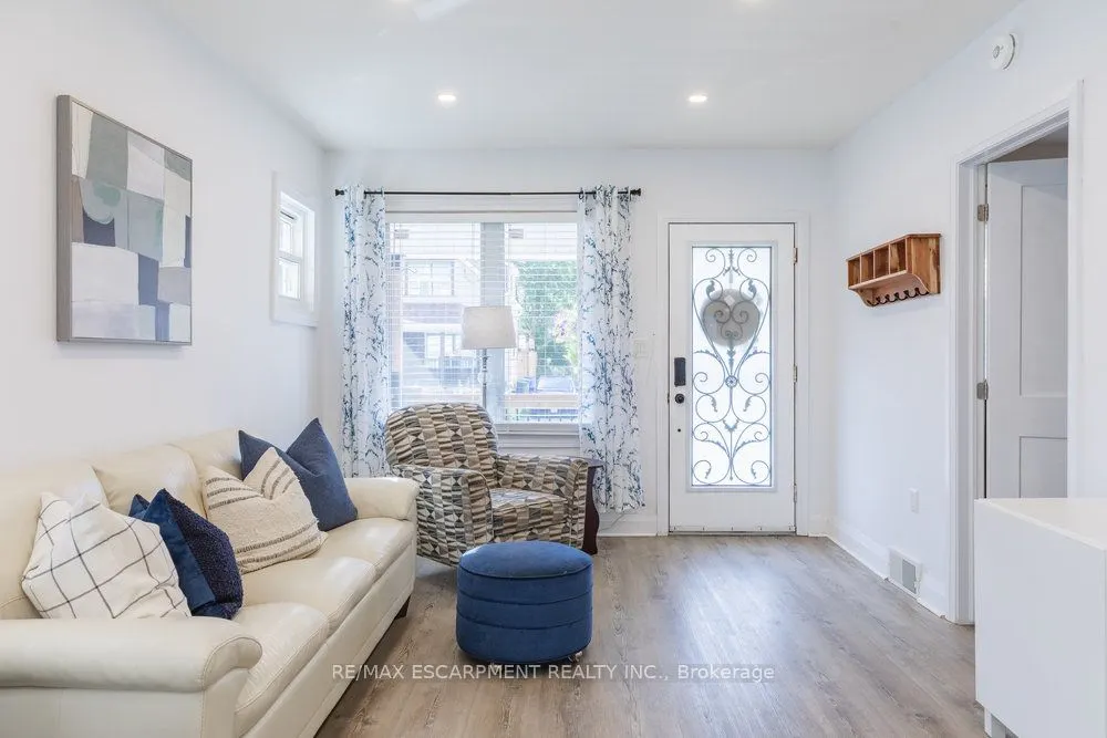 132 London Street N