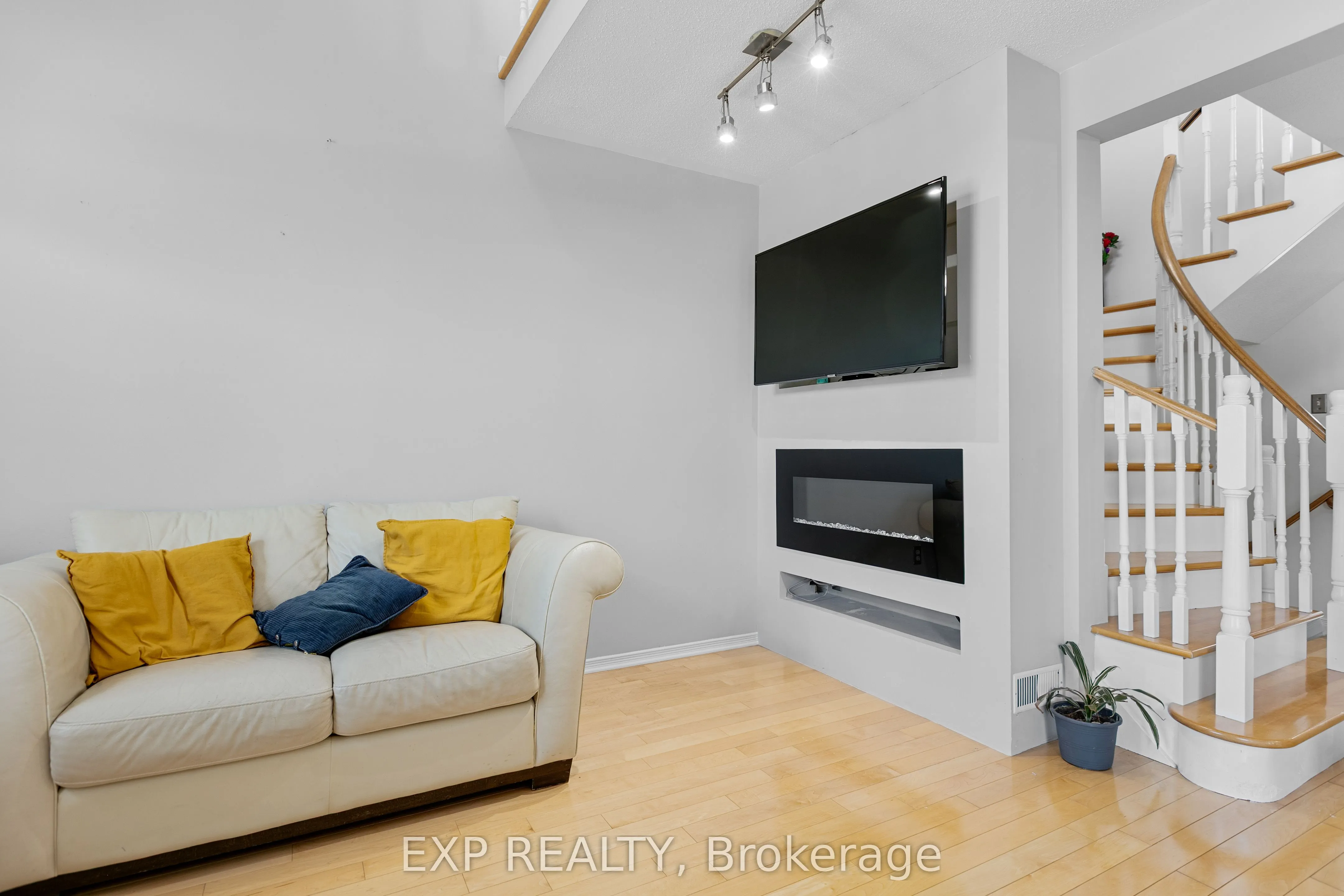 196 Daventry Crescent