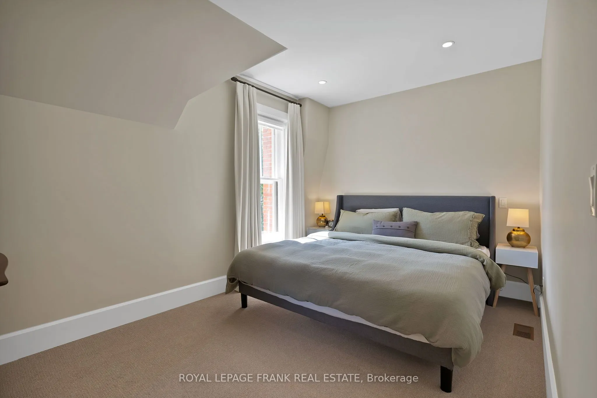 5 Glenelg Street E