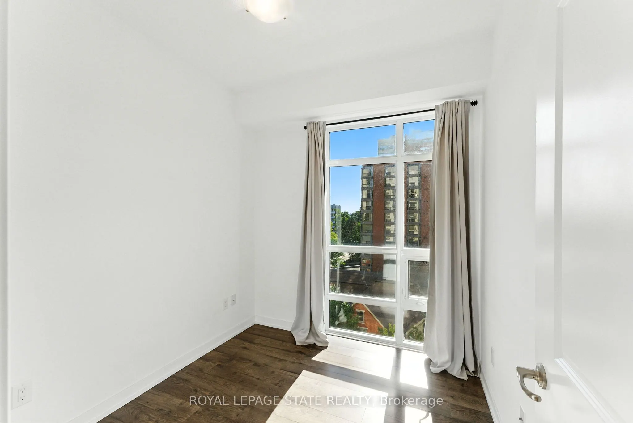 81 Robinson Street, #709