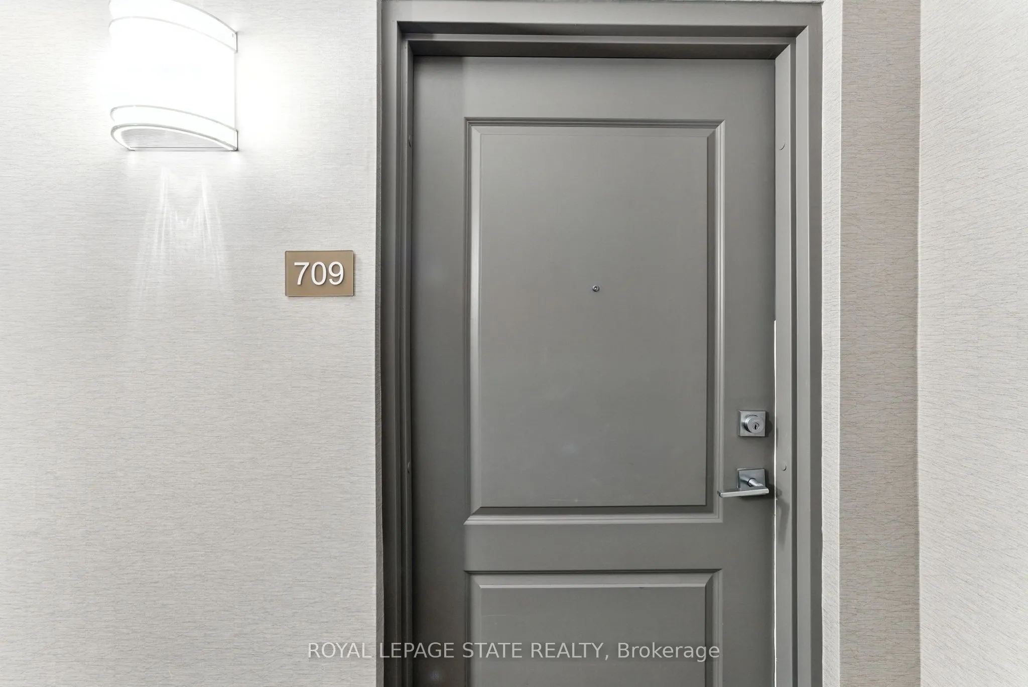 81 Robinson Street, #709