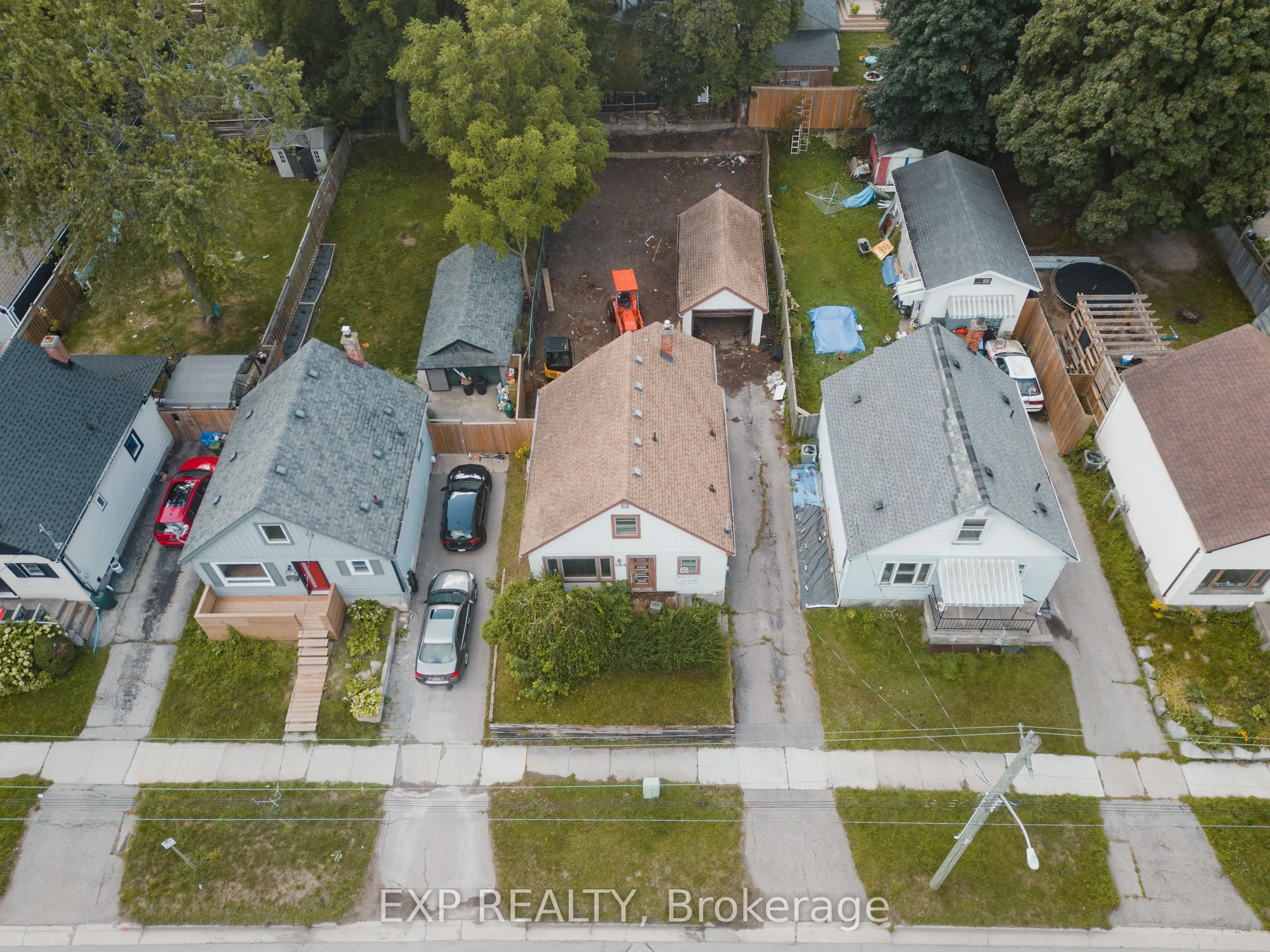 563 Wellington Street N