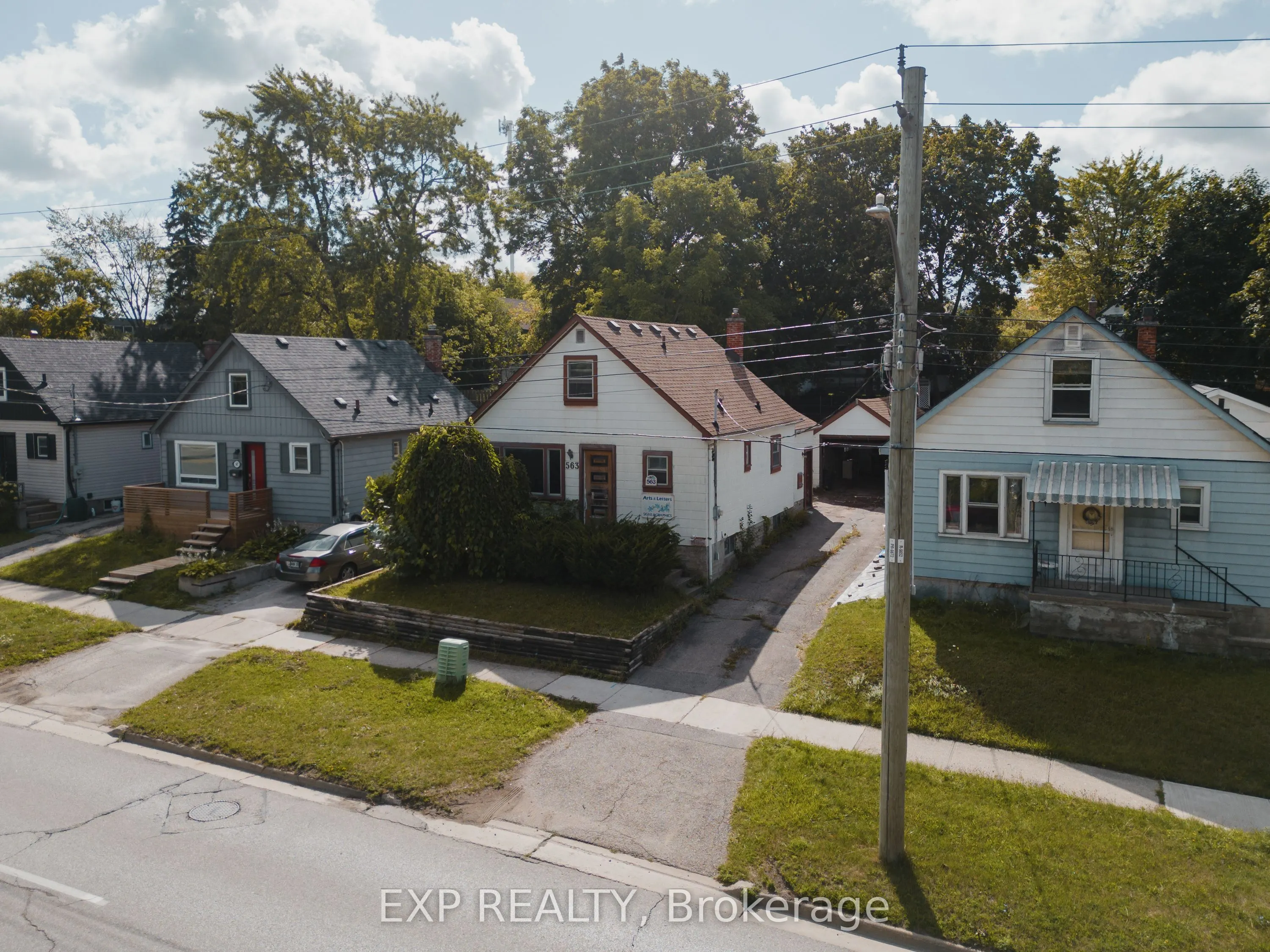 563 Wellington Street N