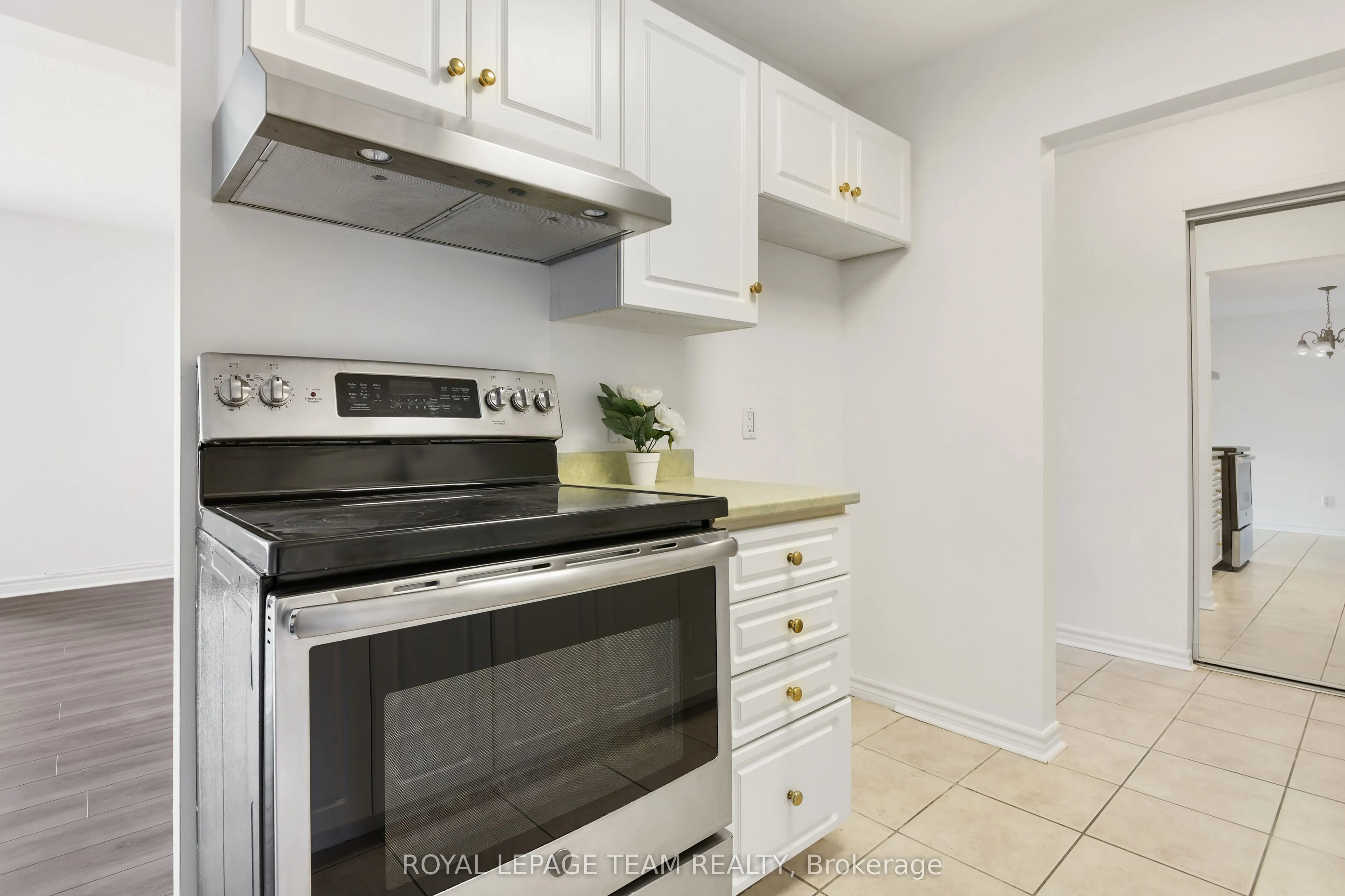 190 Elgin Street W, #205