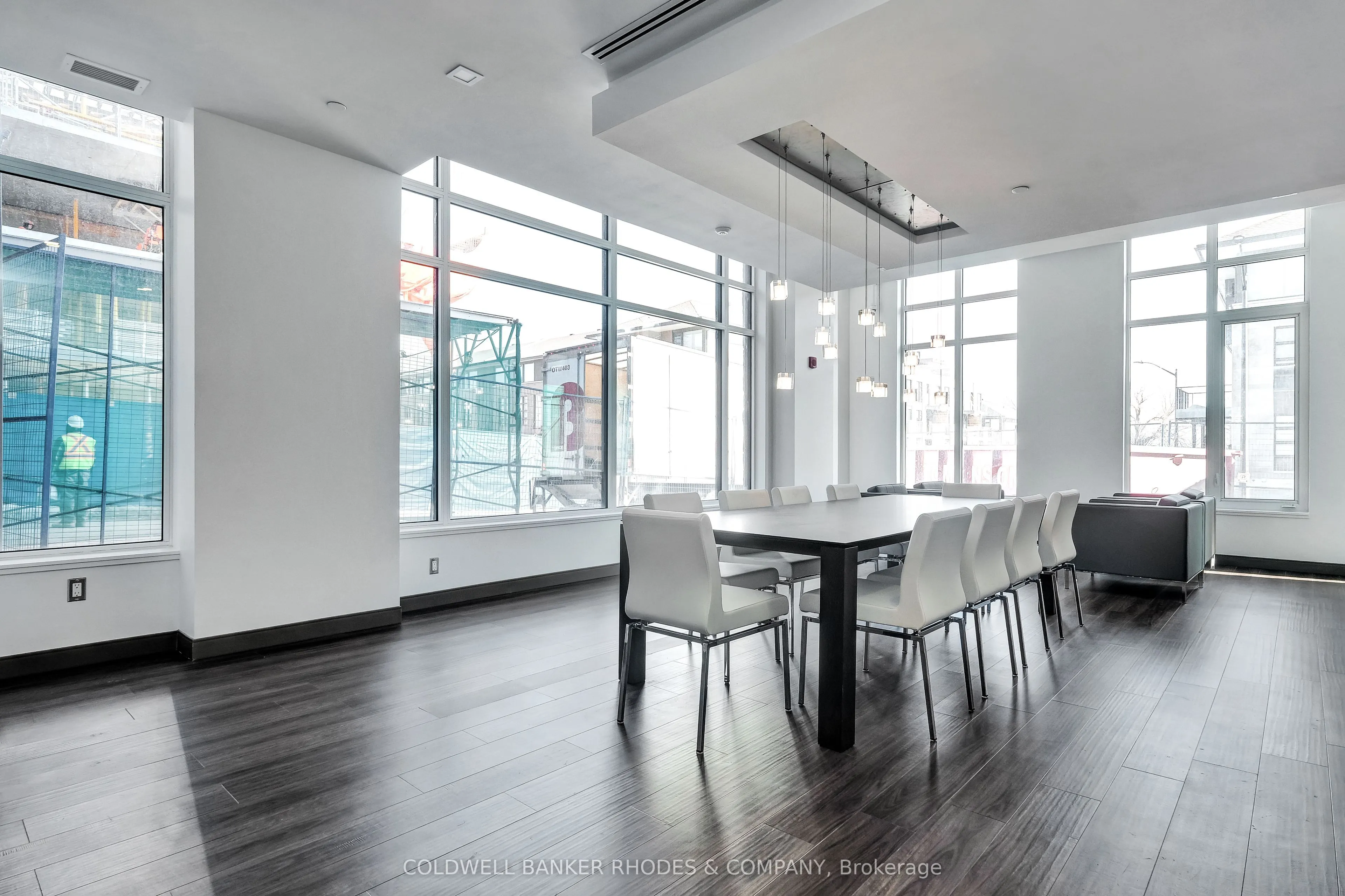 530 DE MAZENOD Avenue, #512