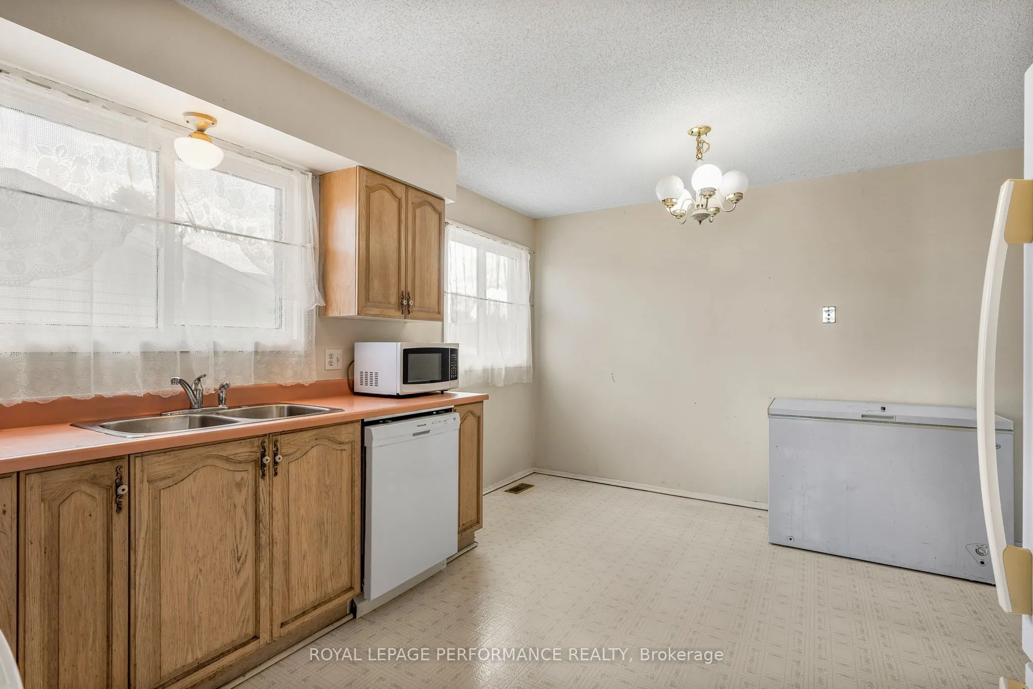 42 Chateau Crescent