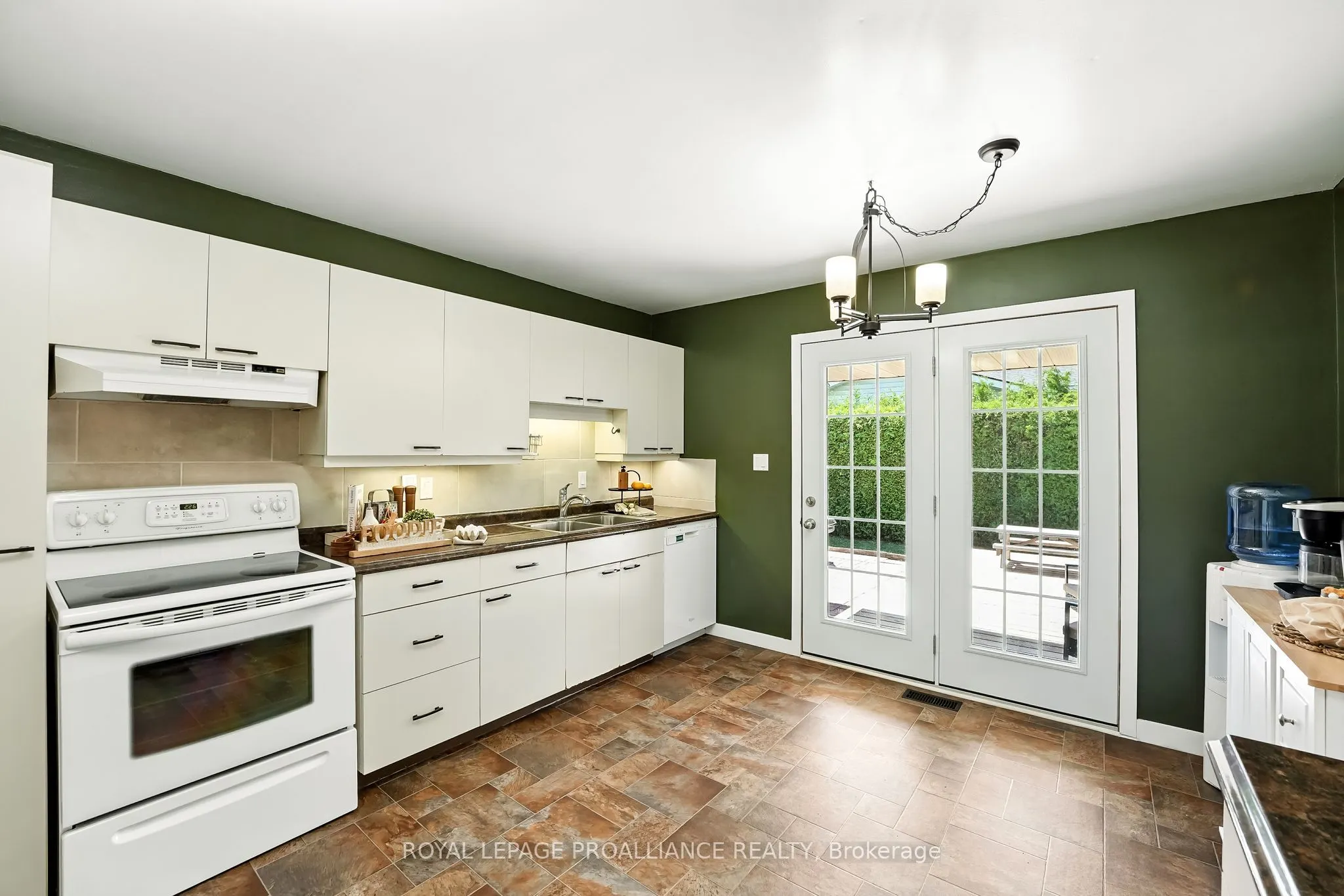 11 Iroquois Avenue