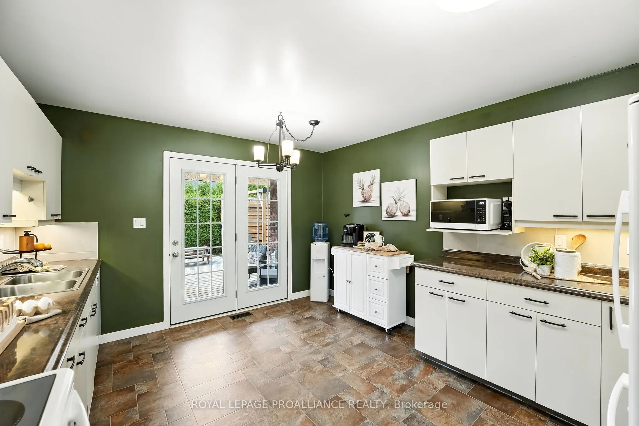 11 Iroquois Avenue
