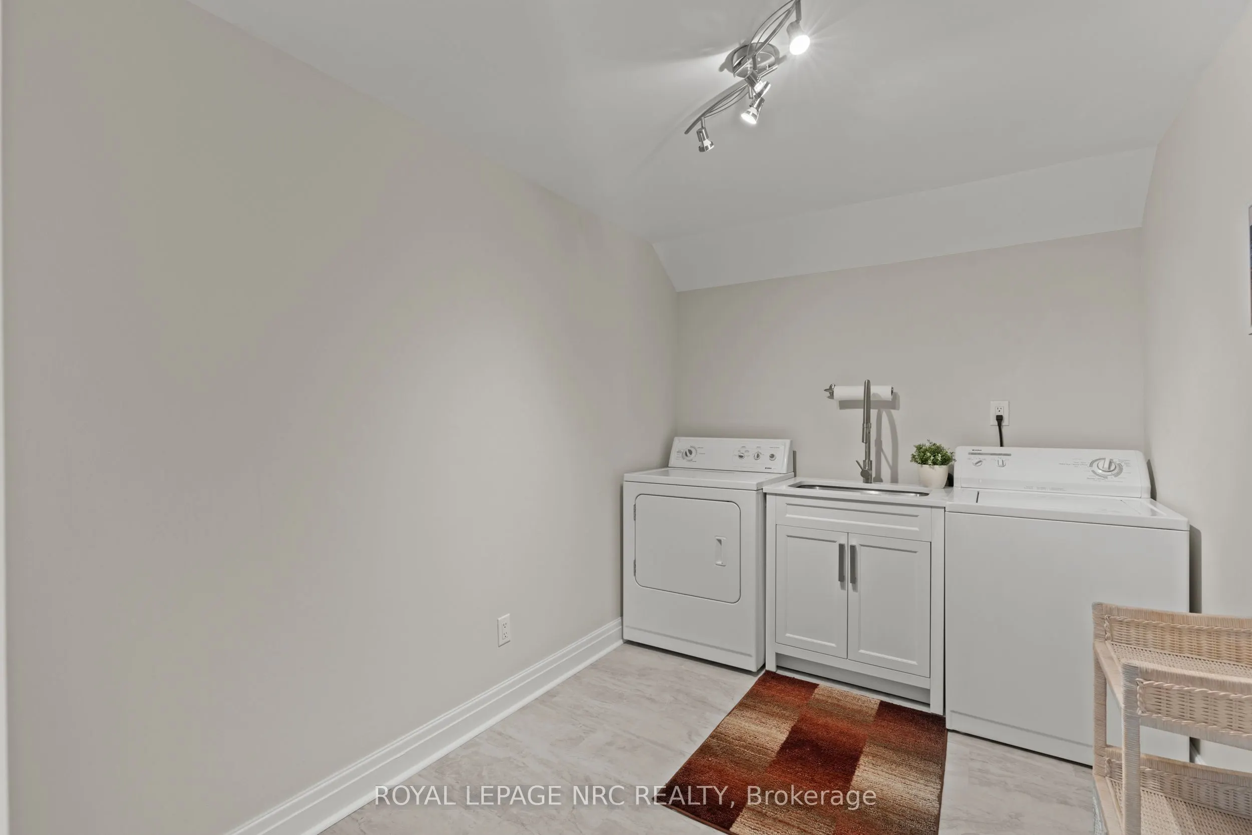 36 CONFEDERATION Drive