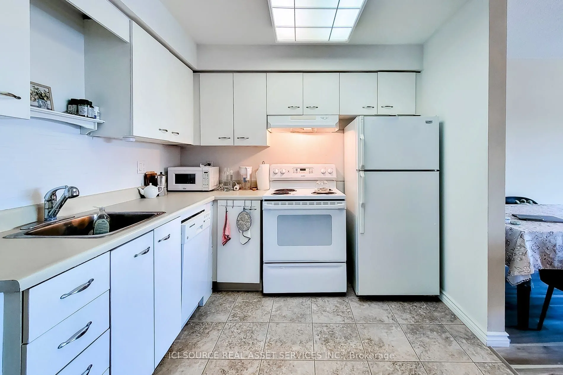 78 Roehampton Avenue, #411