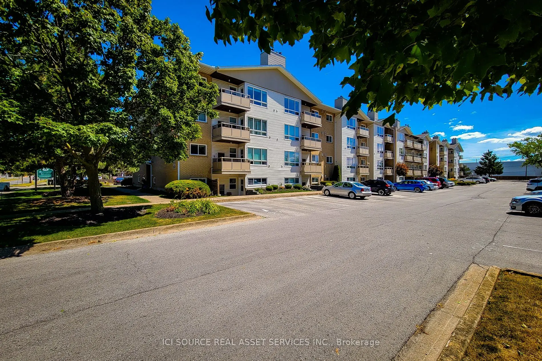 78 Roehampton Avenue, #411