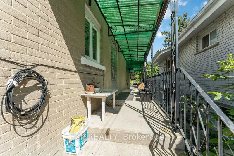 878 Ivanhoe Avenue