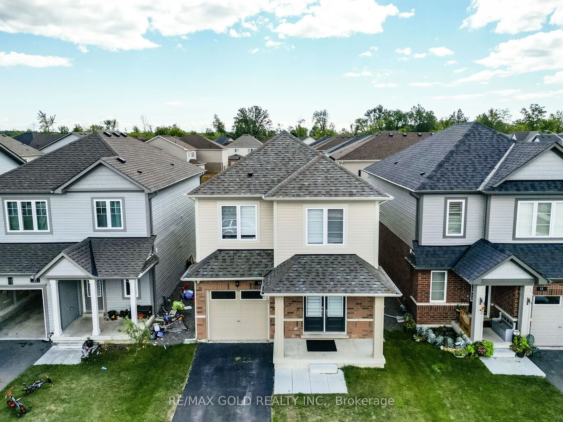 17 Cottonwood Crescent