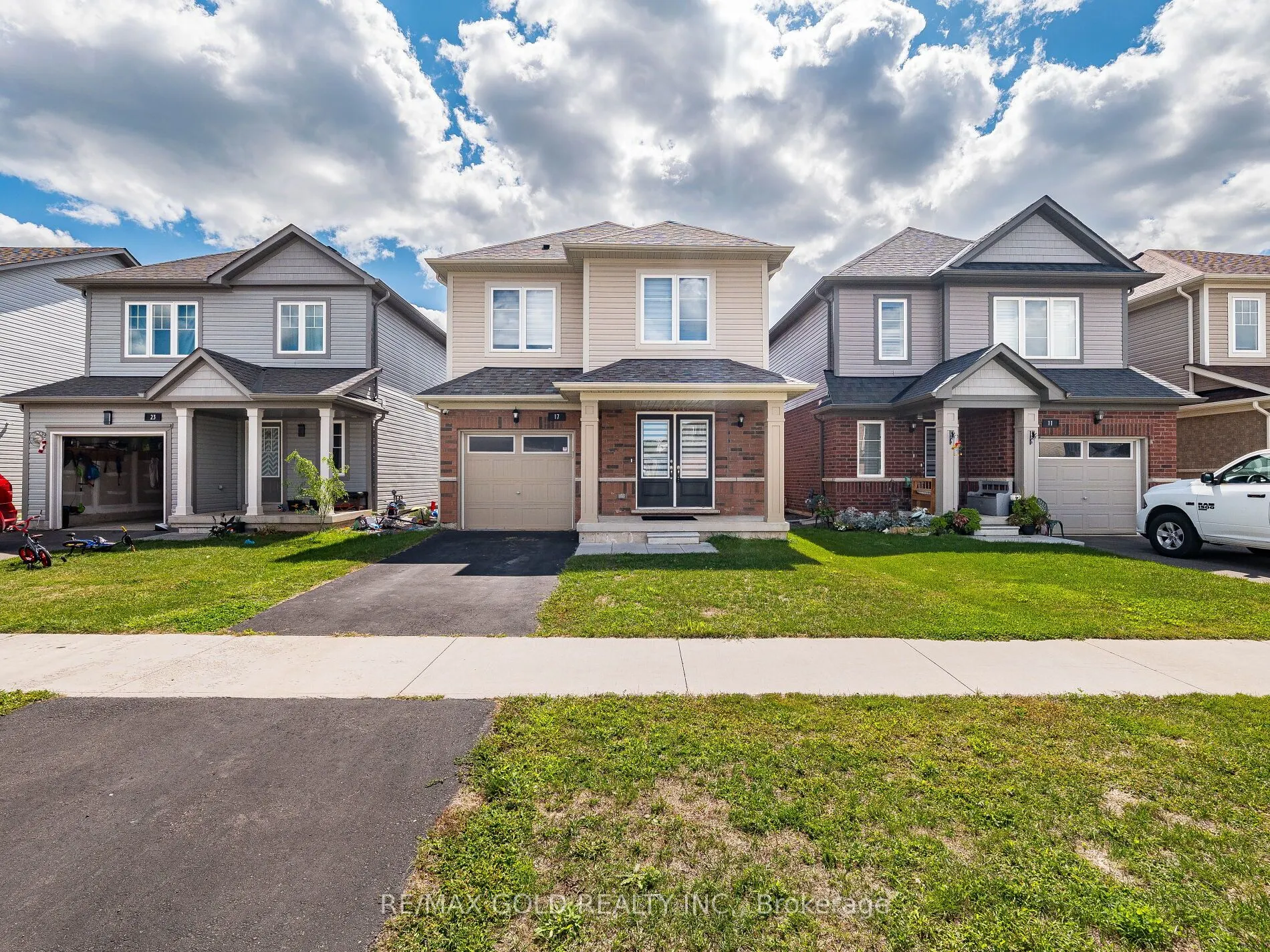 17 Cottonwood Crescent