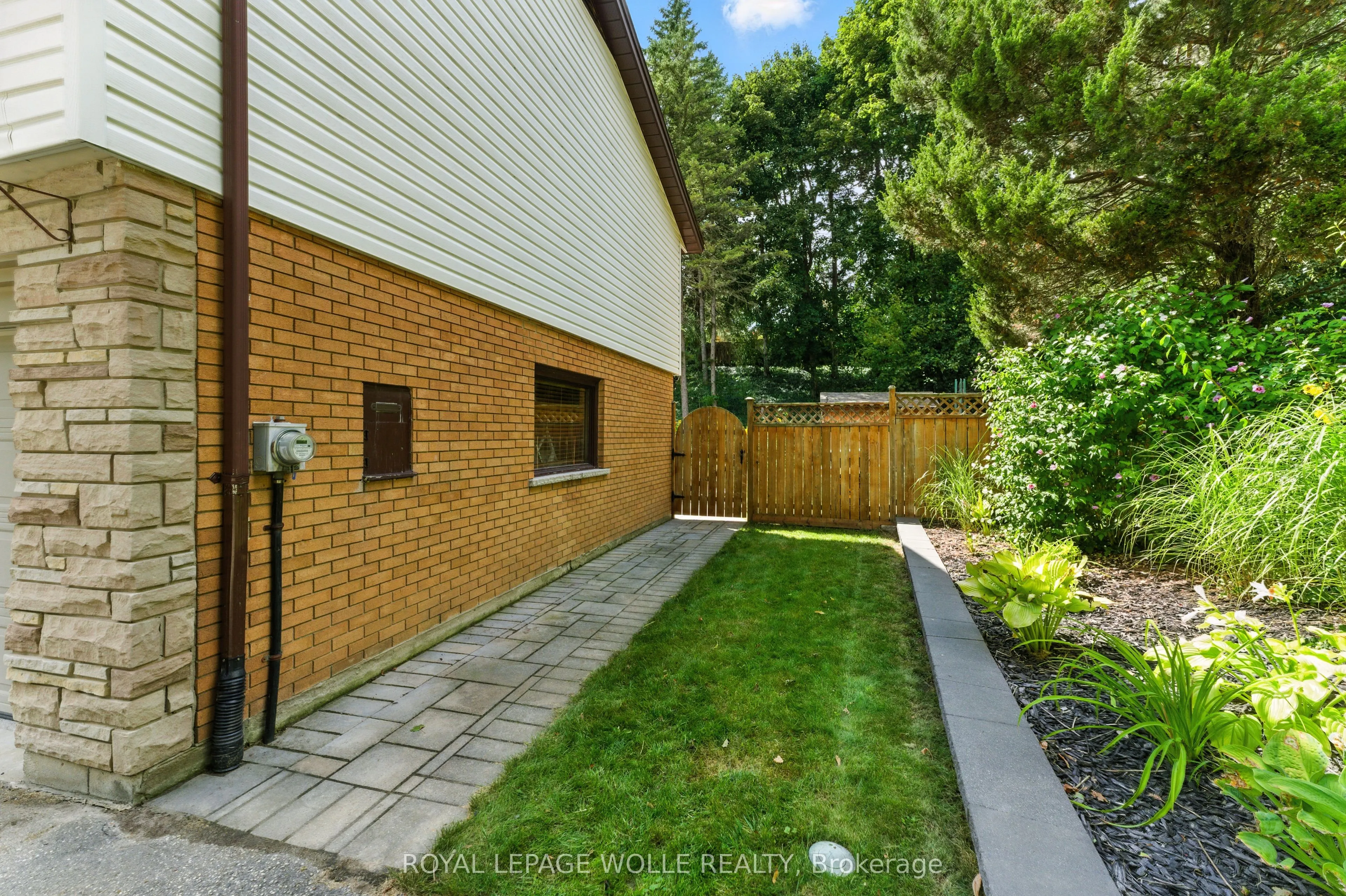 33 Shadywood Crescent