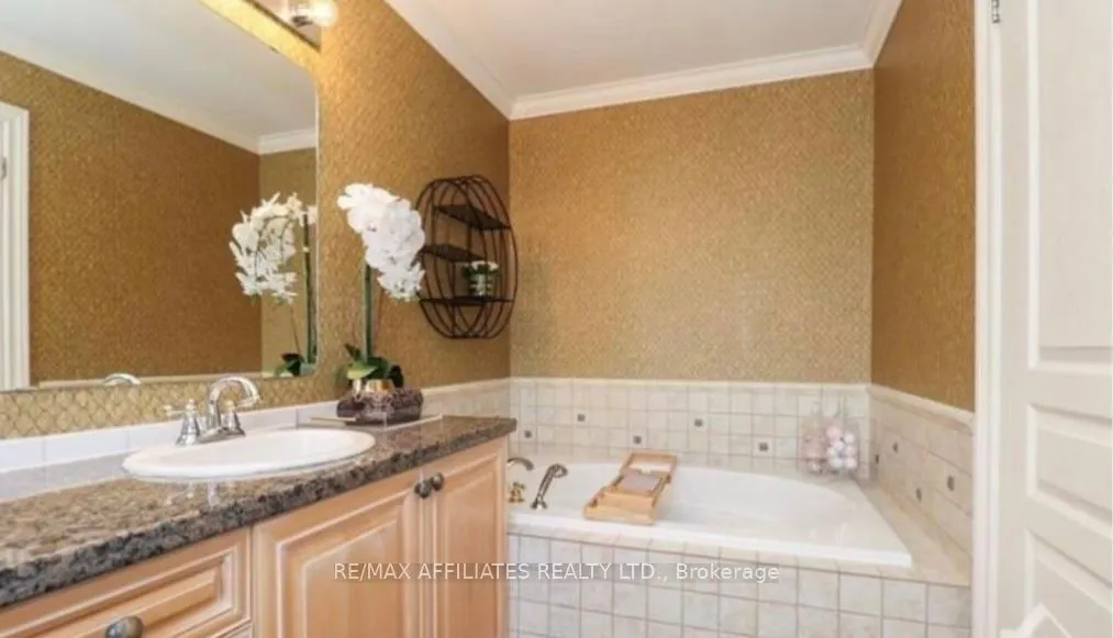 561 AQUAVIEW Drive